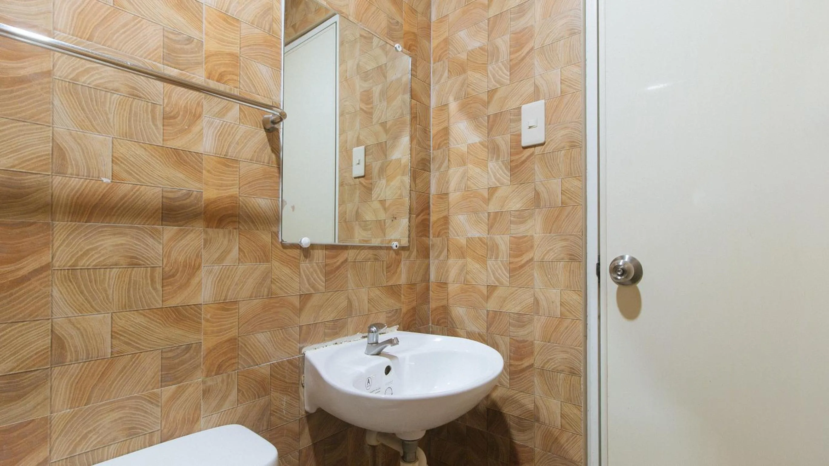 Bathroom in RedDoorz at Guimod Transient House Ilocos Sur