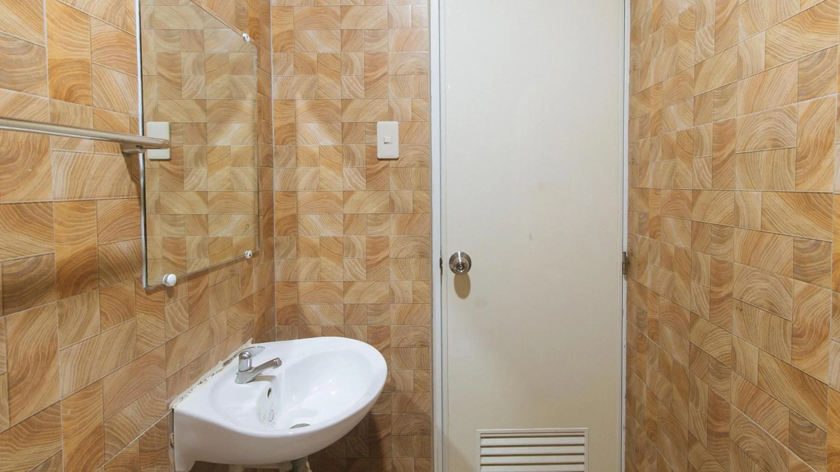 Bathroom in RedDoorz at Guimod Transient House Ilocos Sur