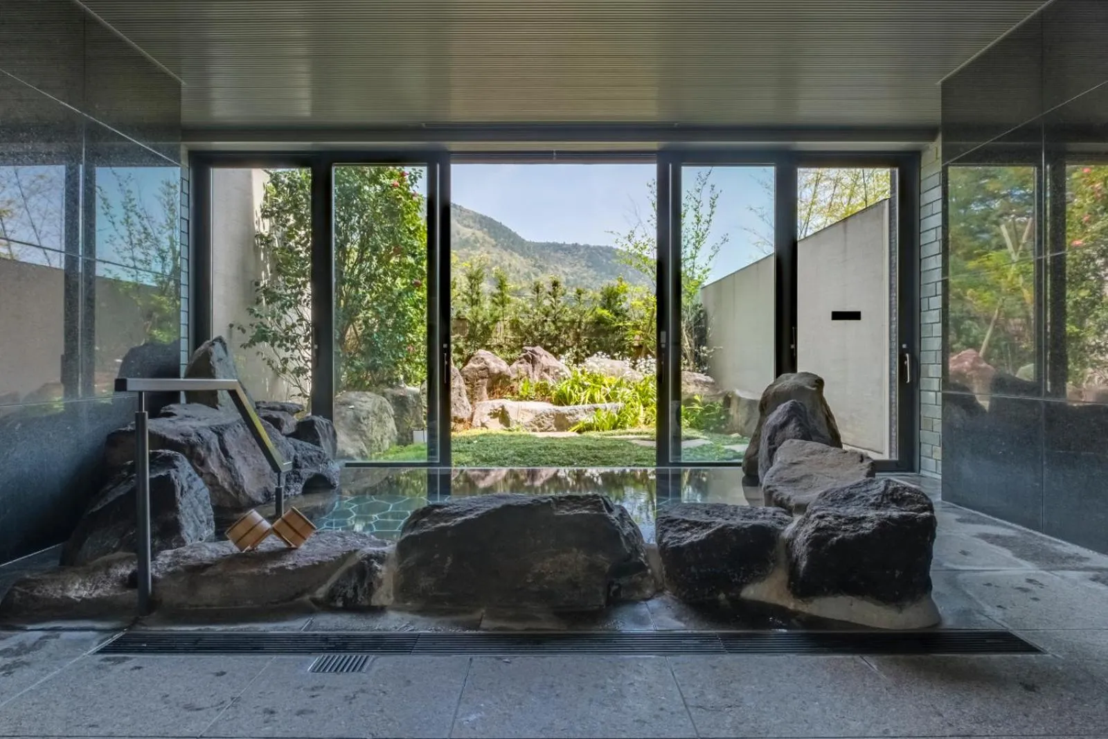 Area and facilities in Hakone Gora KARAKU