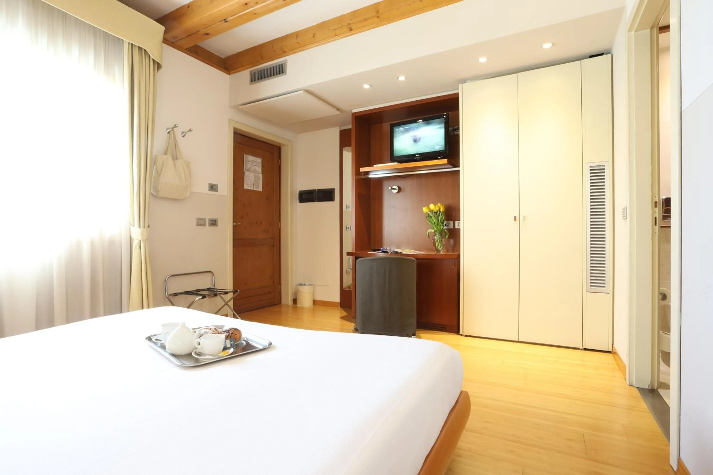 Photo of the whole room, Bed in Hotel Della Torre 1850