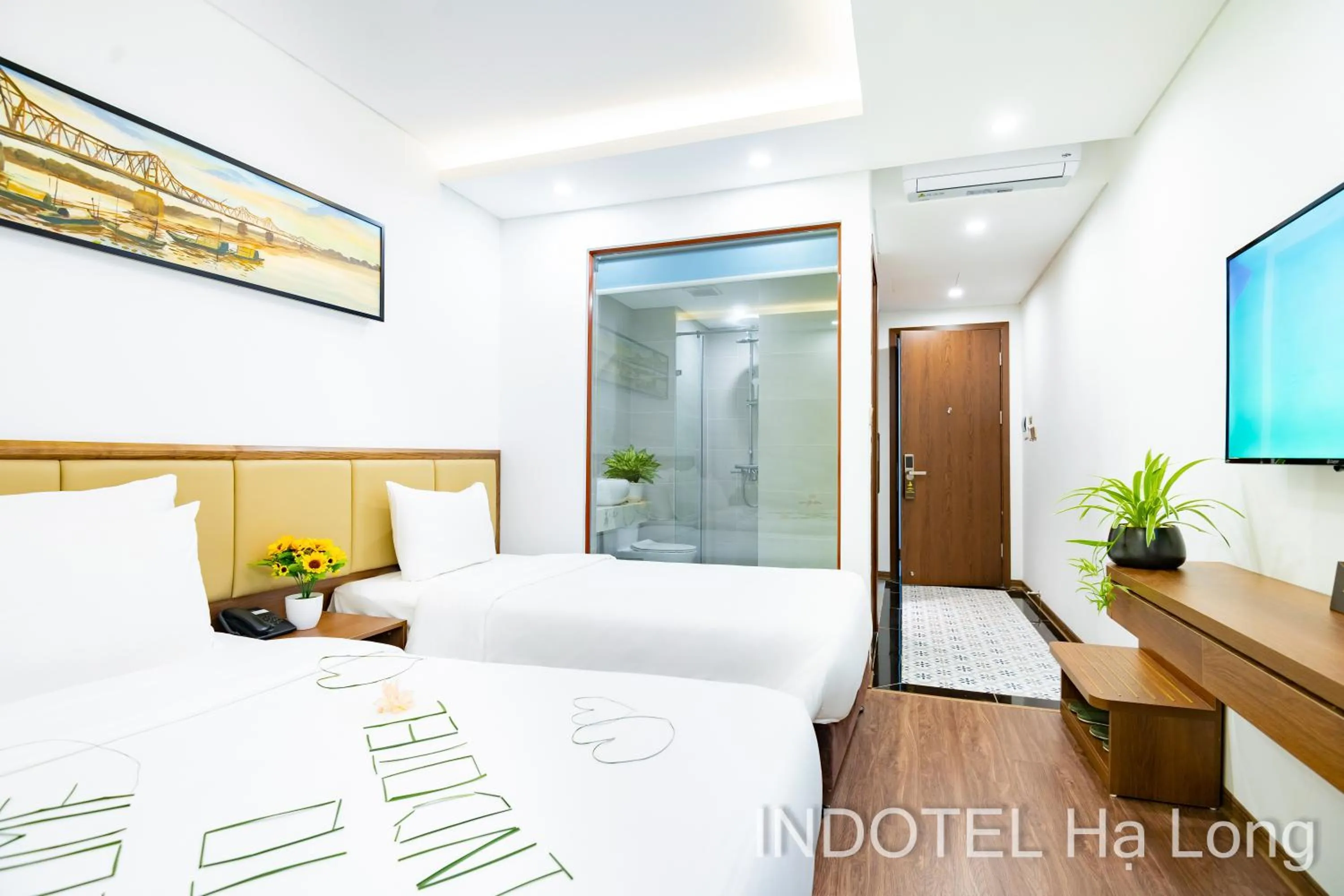 Bed in INDOTEL HALONG HOTEL