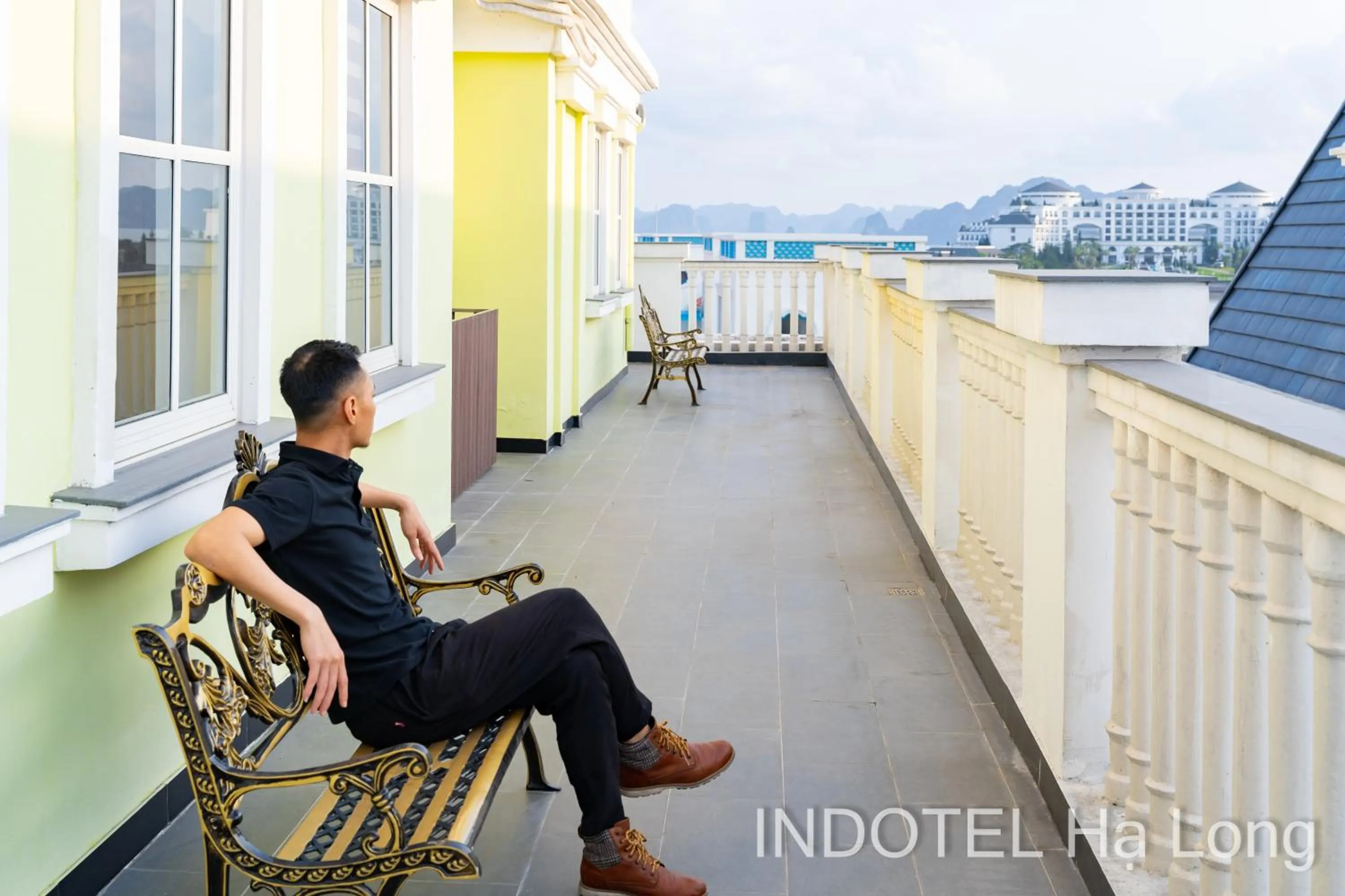 Communal lounge/ TV room in INDOTEL HALONG HOTEL