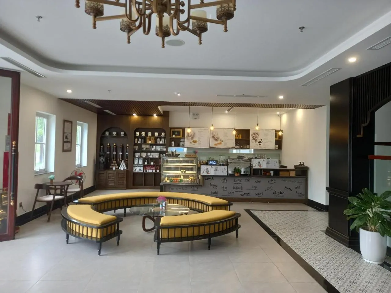 Food and drinks in INDOTEL HALONG HOTEL