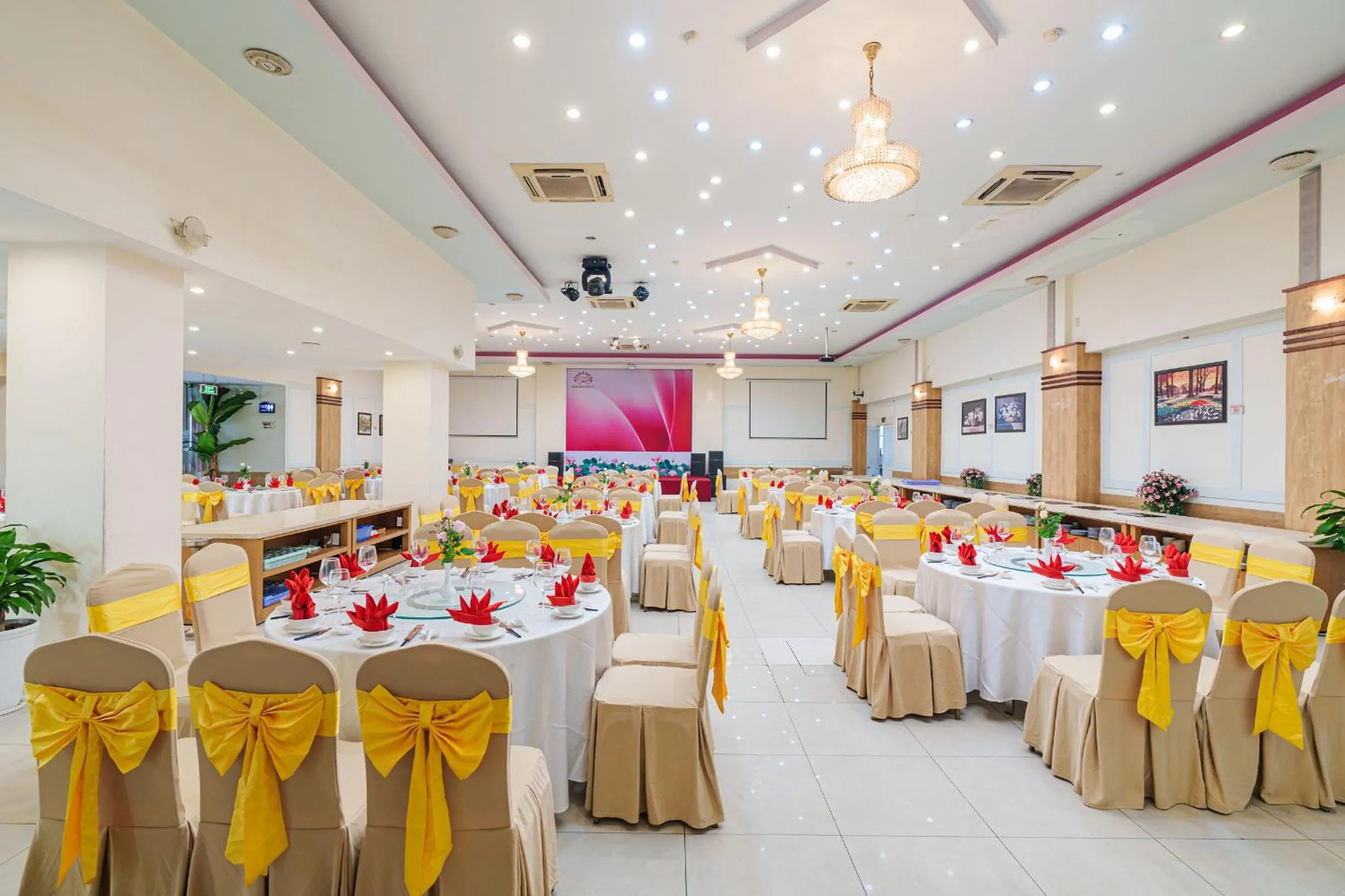 Restaurant/places to eat in T78 Hotel Managed by Nha khach T78