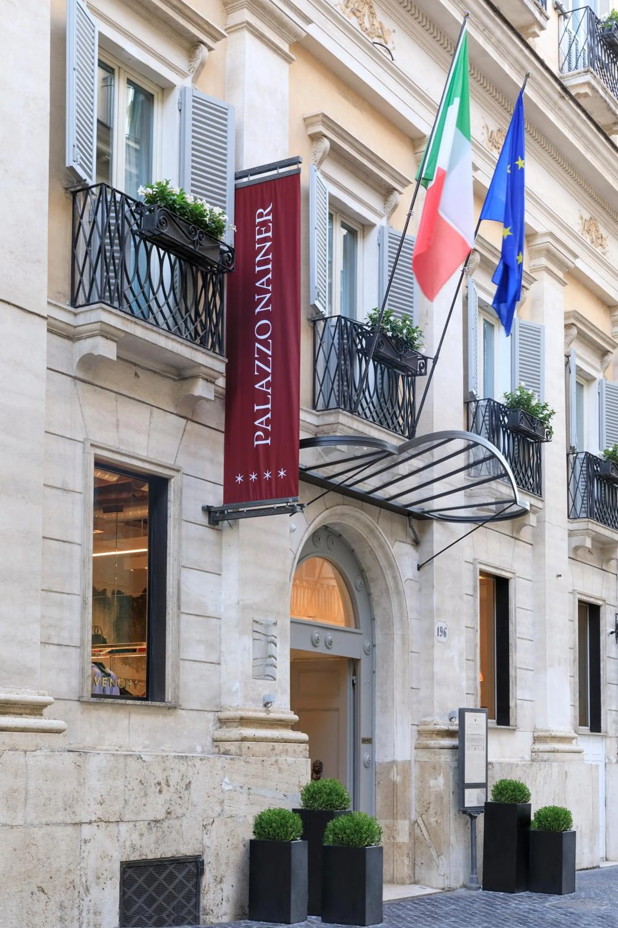 Facade/entrance in Palazzo Nainer