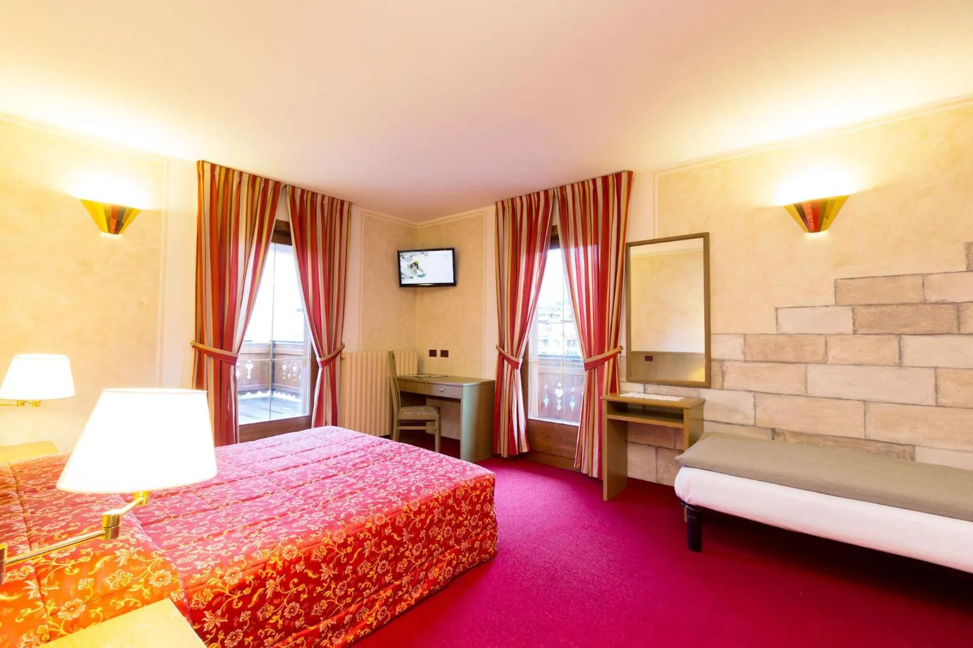 Bedroom, Bed in Hotel Krone