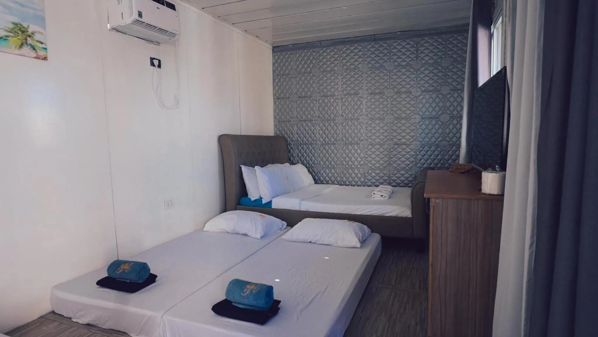 Photo of the whole room, Bed in A&A of the North