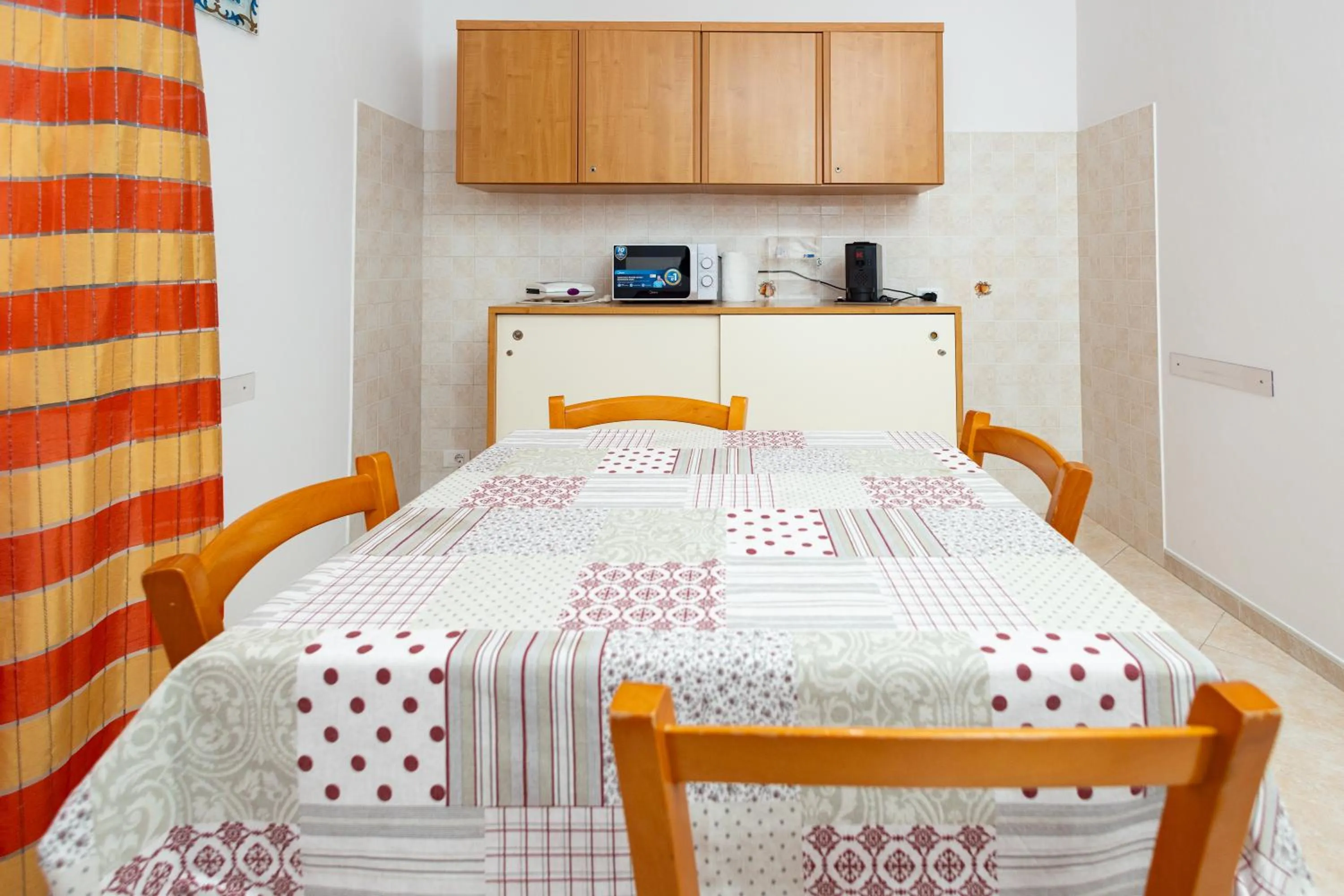 Communal lounge/ TV room, Bed in CasaTrapani