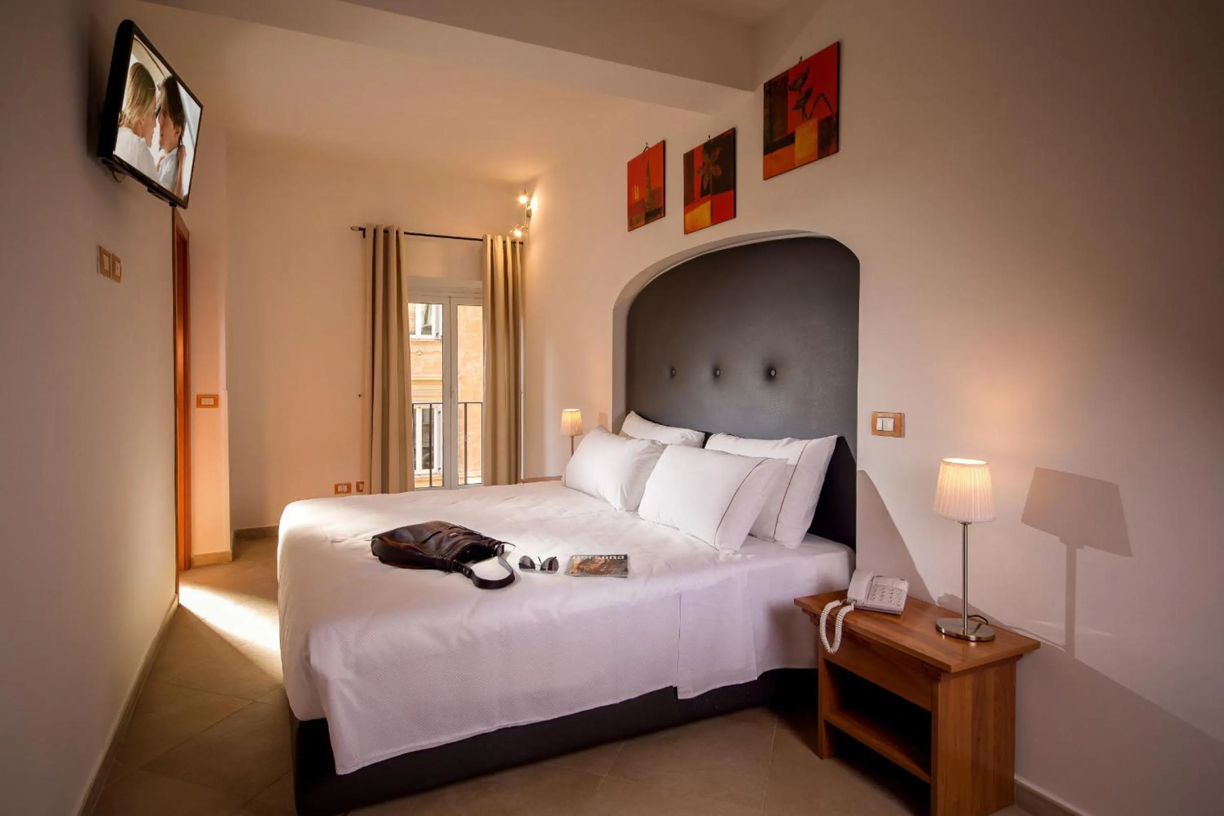 Shower, Bed in Suite Artis Barberini