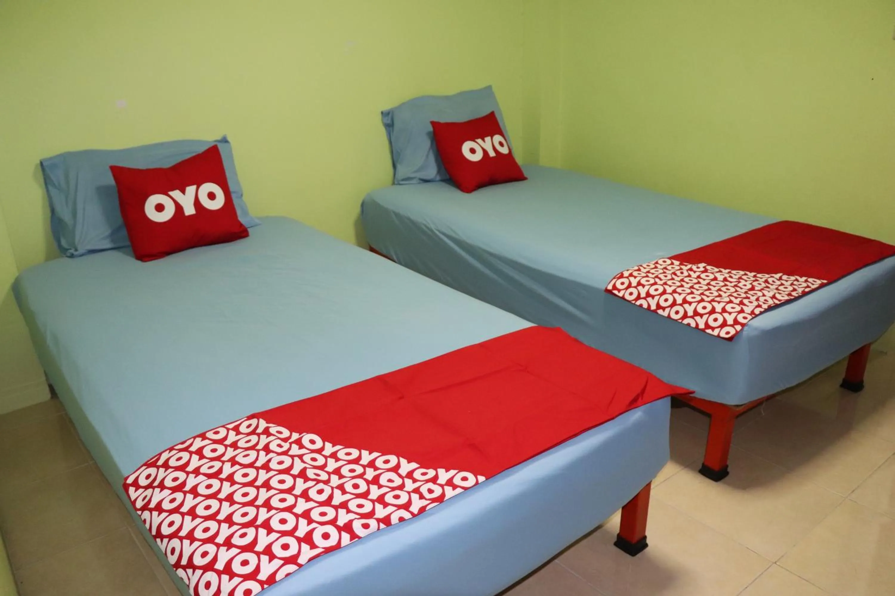 Bedroom in OYO 75408 Tipsiri Place