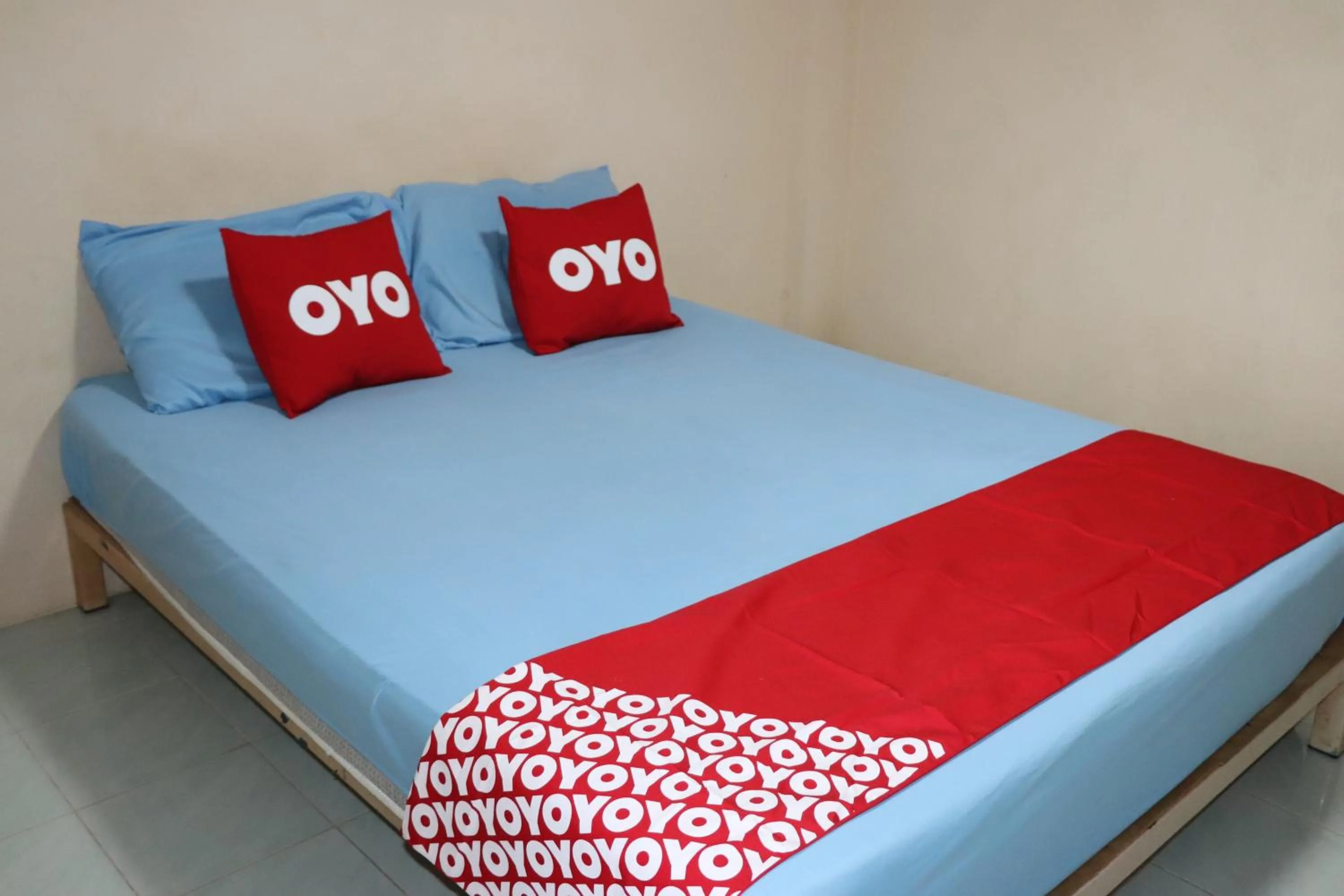 Bedroom in OYO 75408 Tipsiri Place