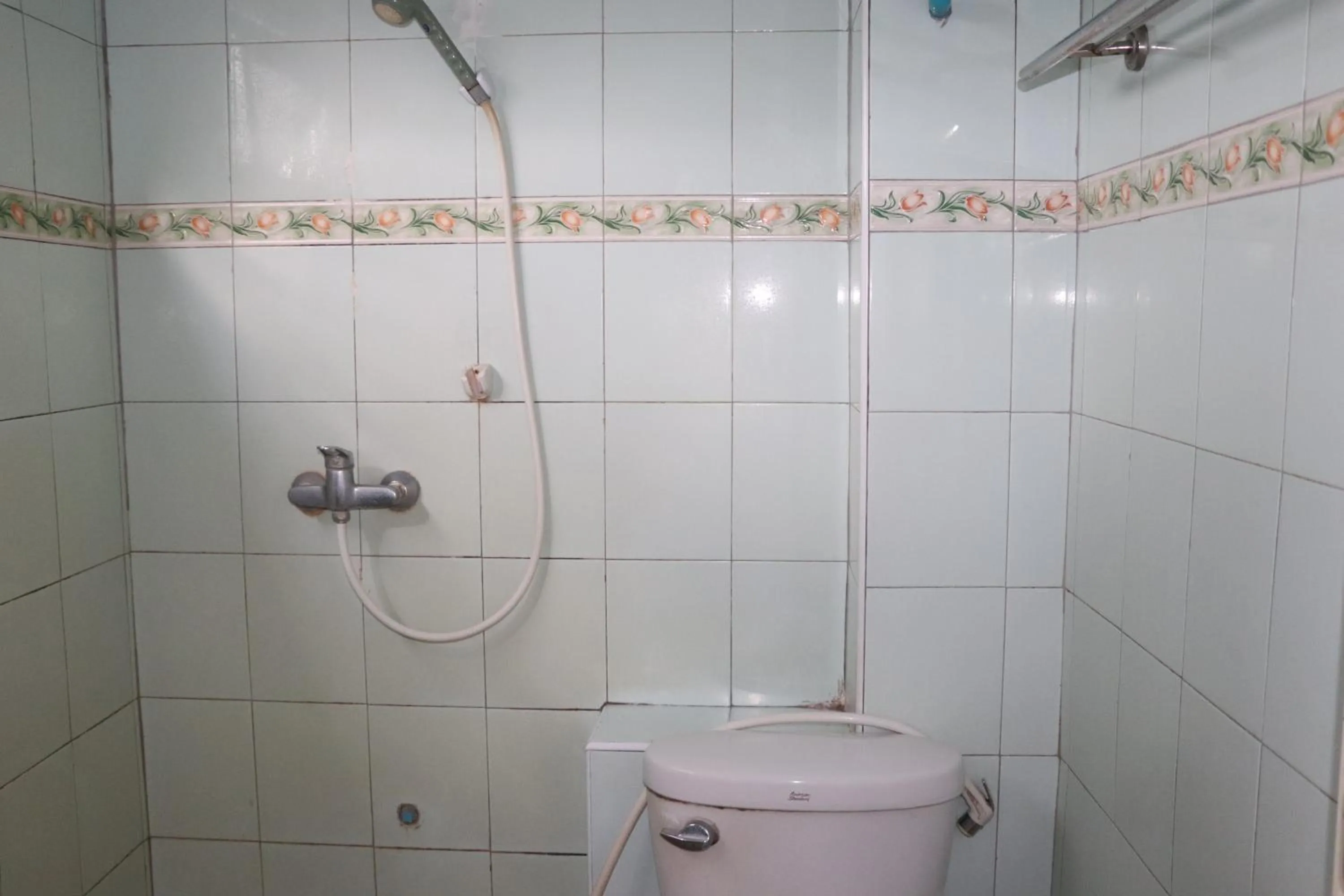 Bathroom in OYO 75408 Tipsiri Place