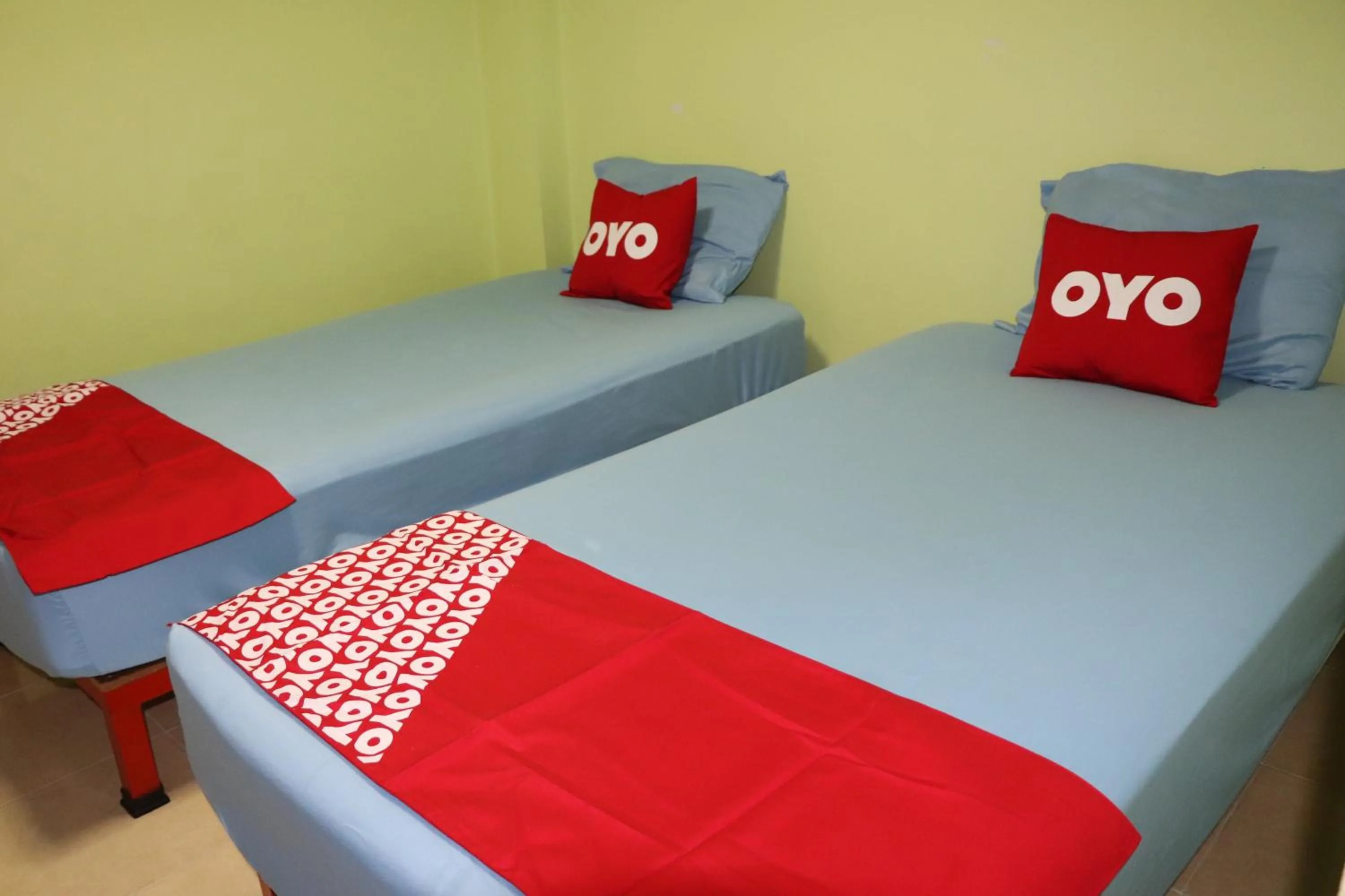 Bedroom in OYO 75408 Tipsiri Place