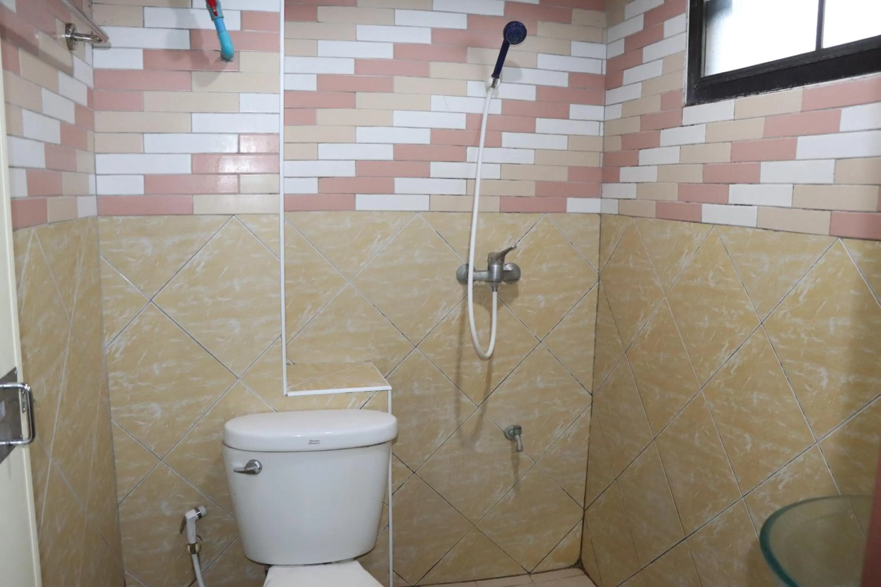 Bathroom in OYO 75408 Tipsiri Place