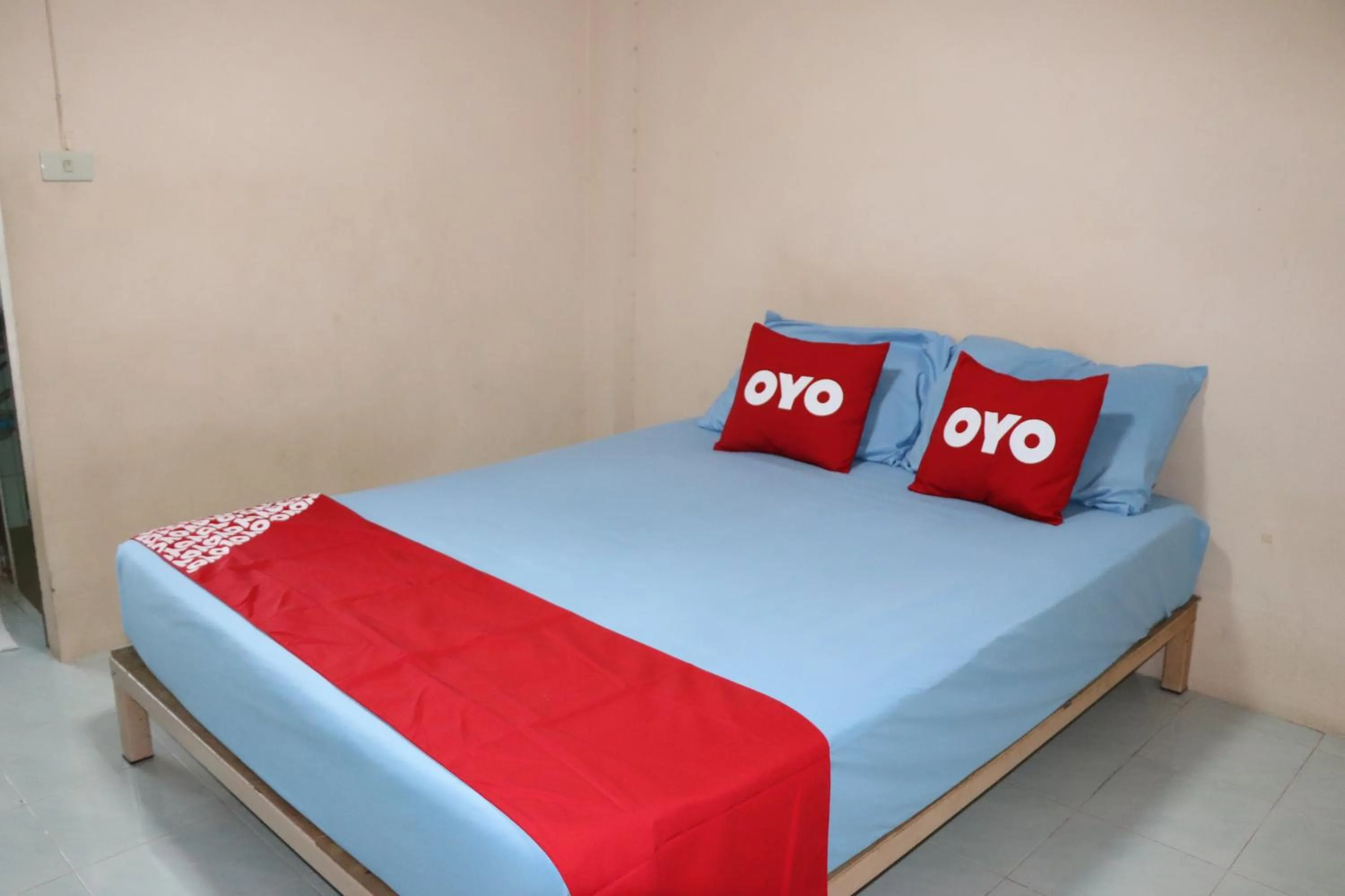 Bedroom in OYO 75408 Tipsiri Place