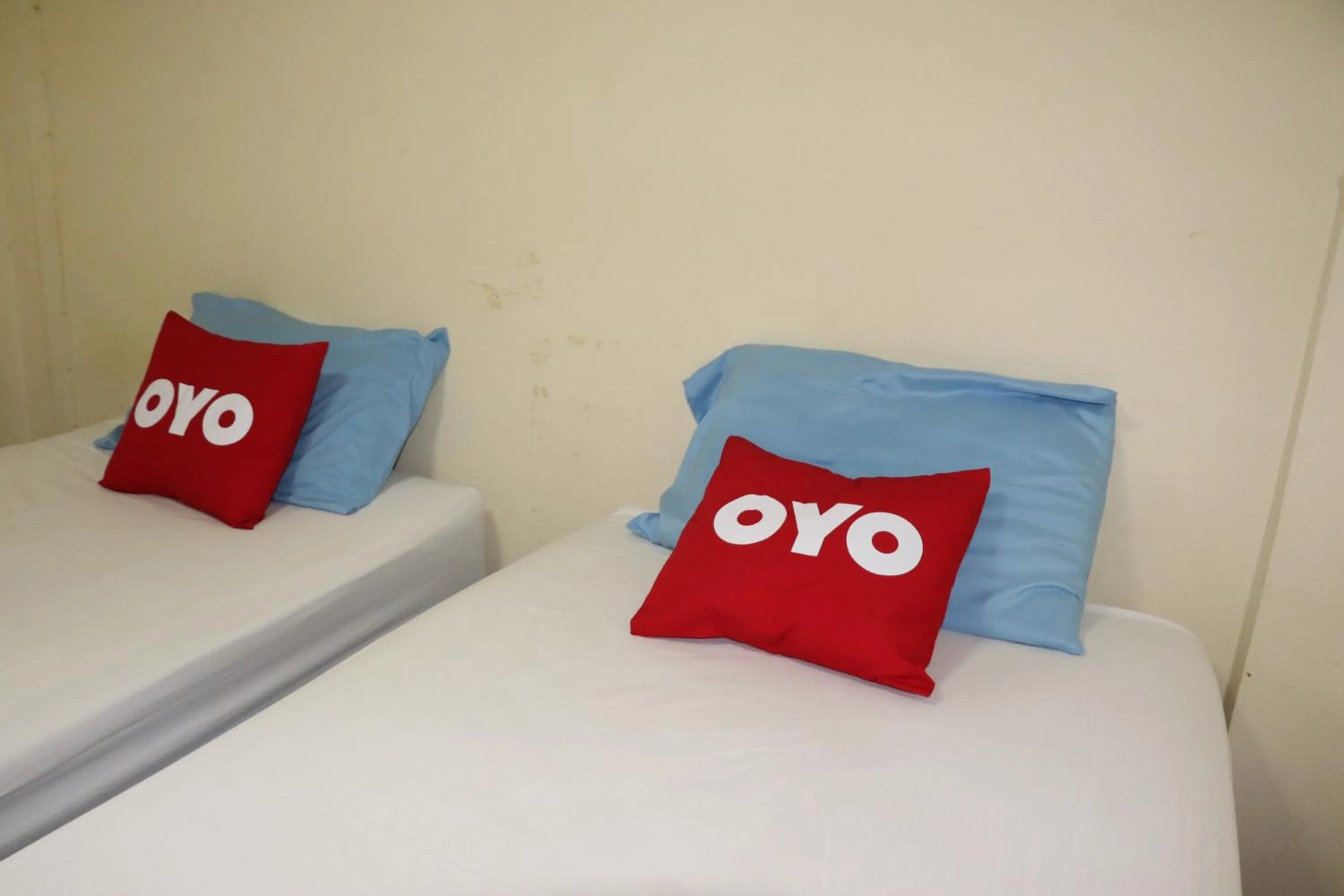 Bedroom in OYO 75408 Tipsiri Place