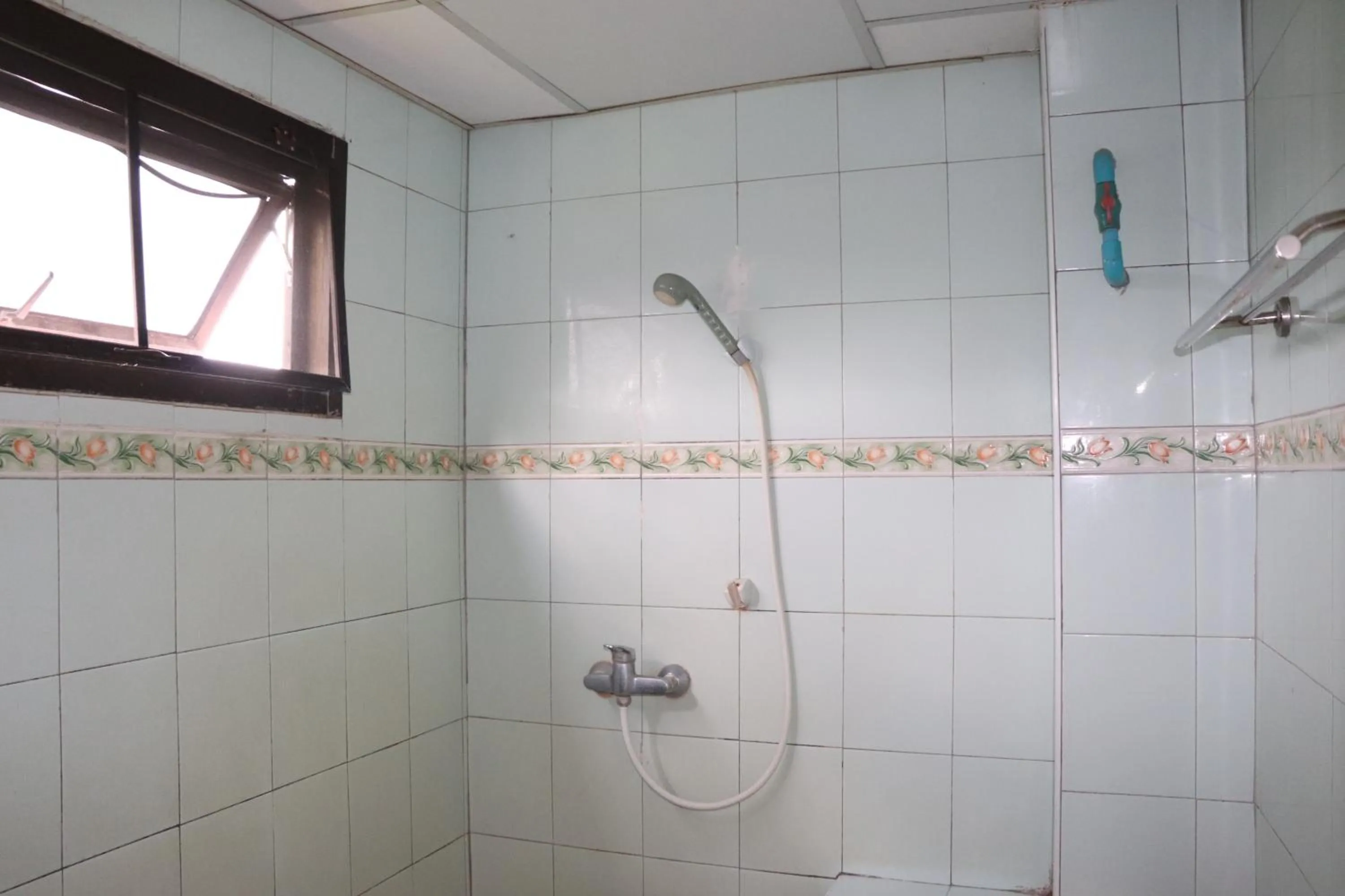 Bathroom in OYO 75408 Tipsiri Place