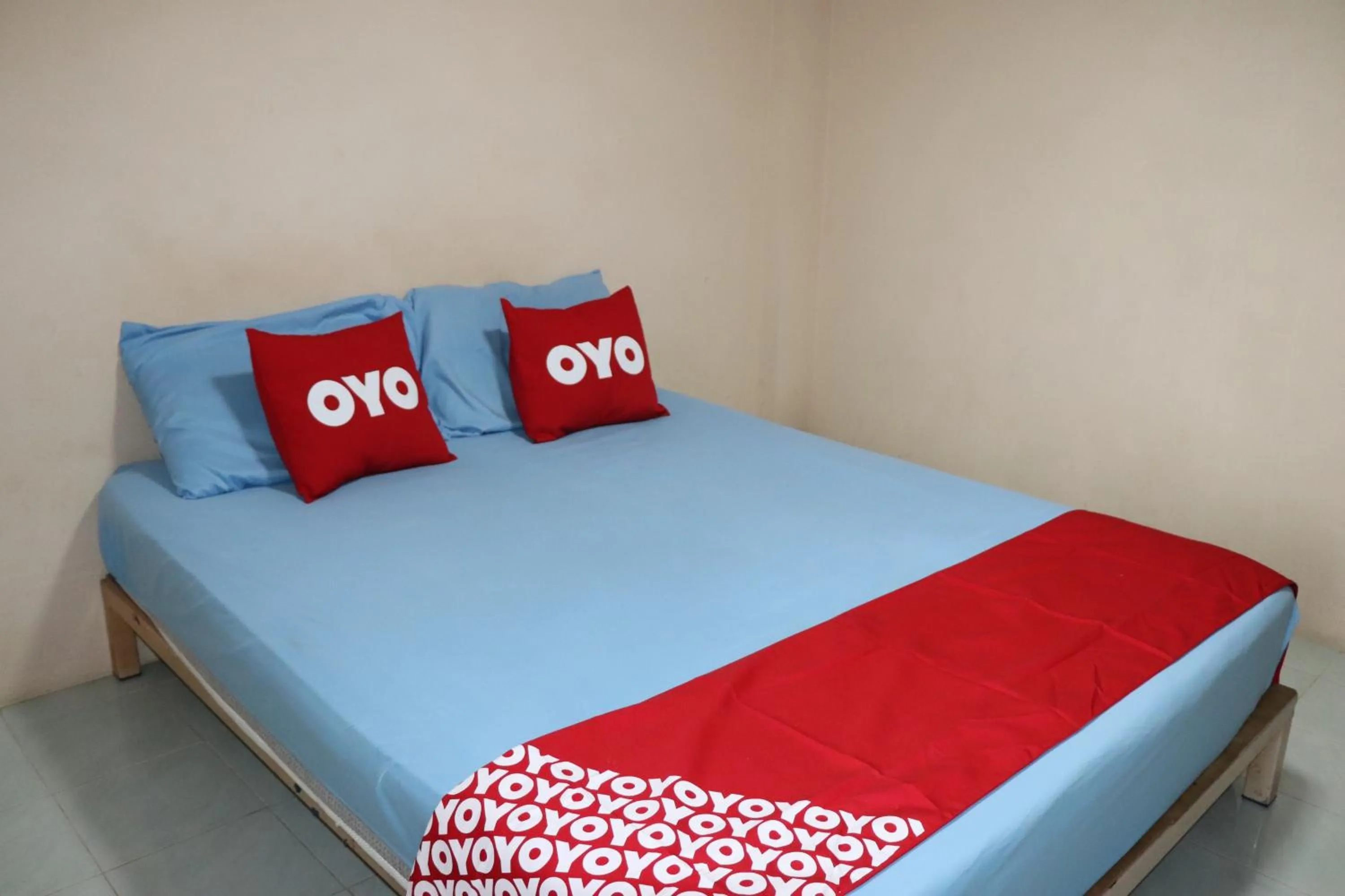 Bedroom in OYO 75408 Tipsiri Place