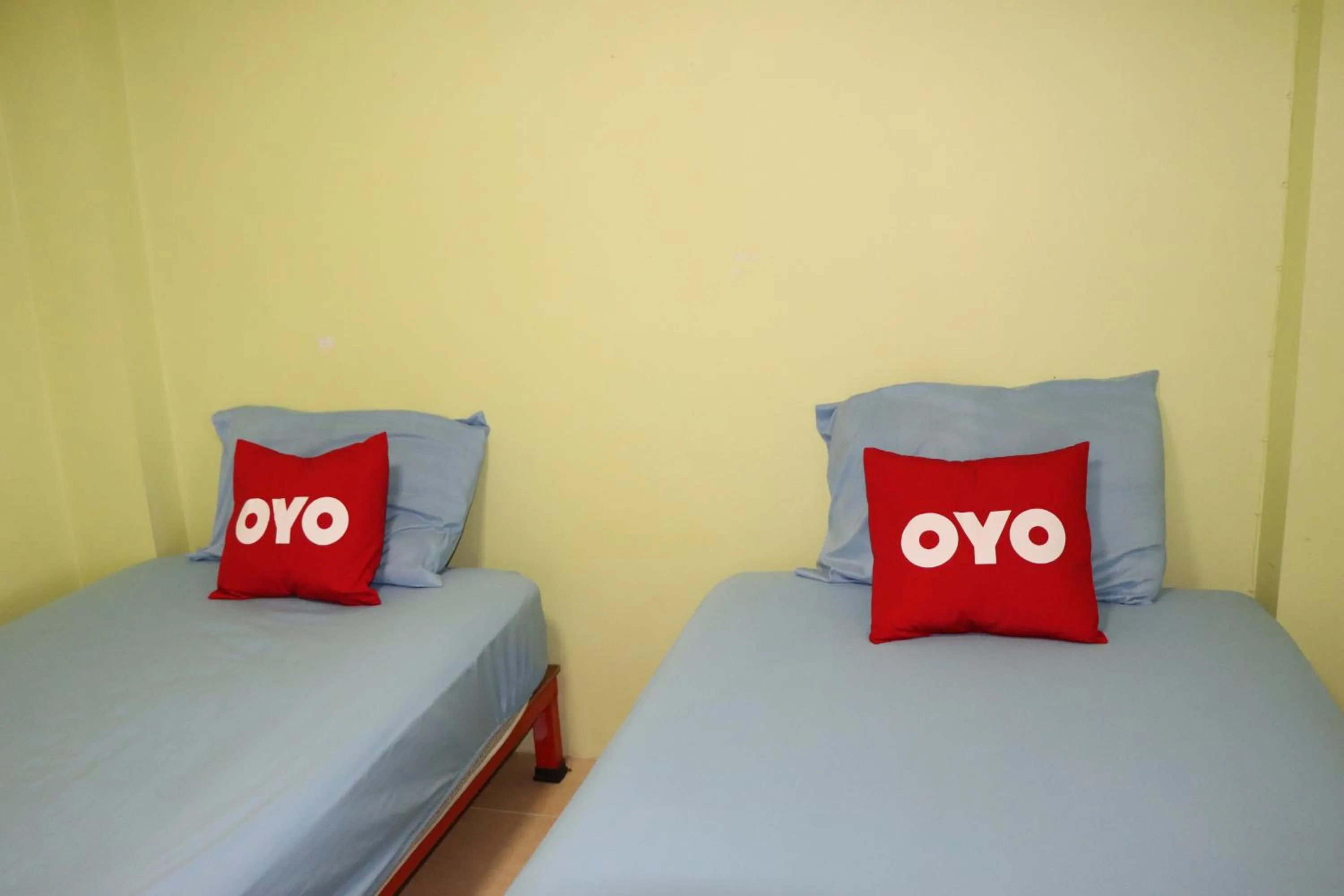 Bedroom in OYO 75408 Tipsiri Place