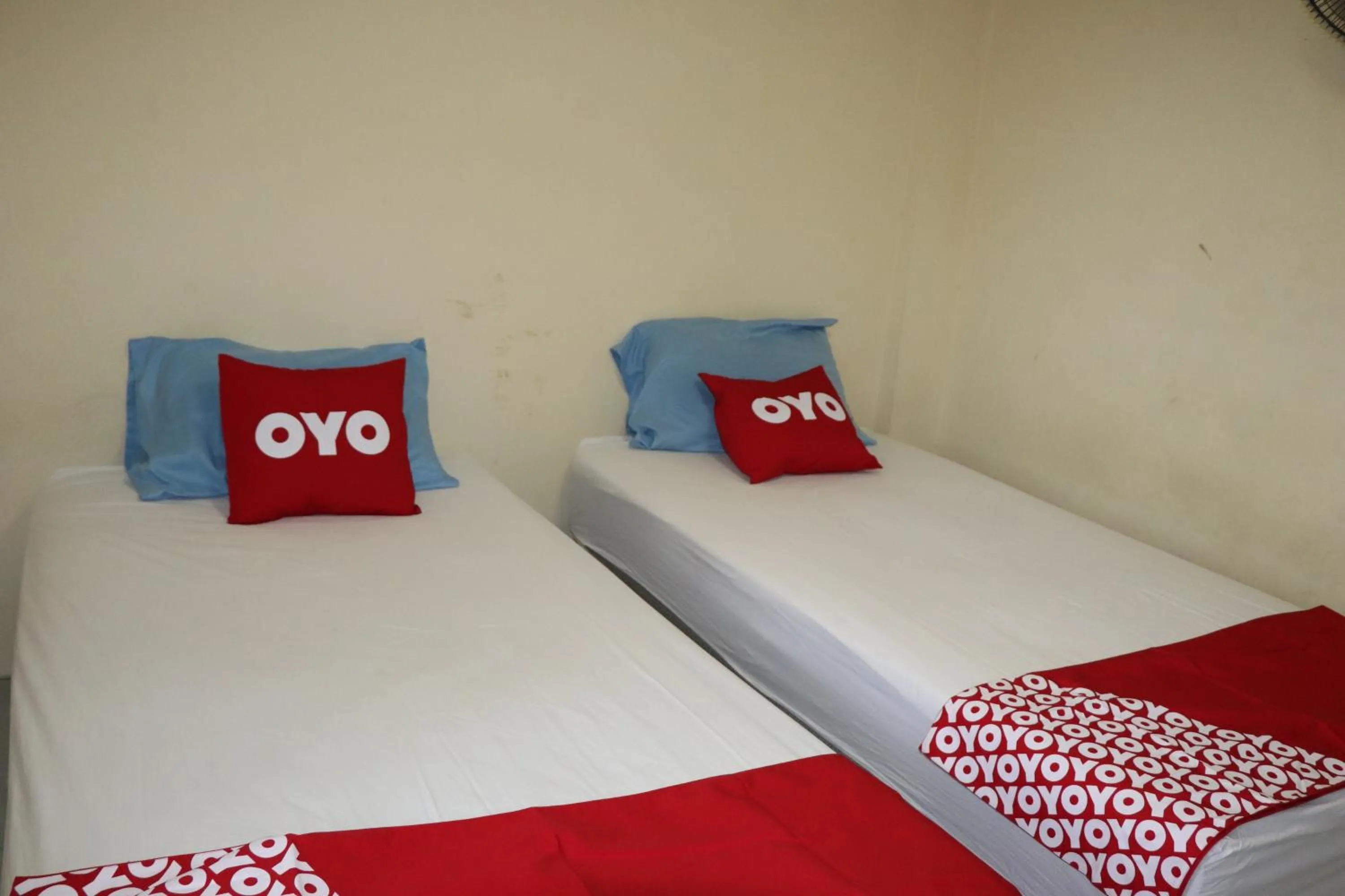 Bedroom in OYO 75408 Tipsiri Place