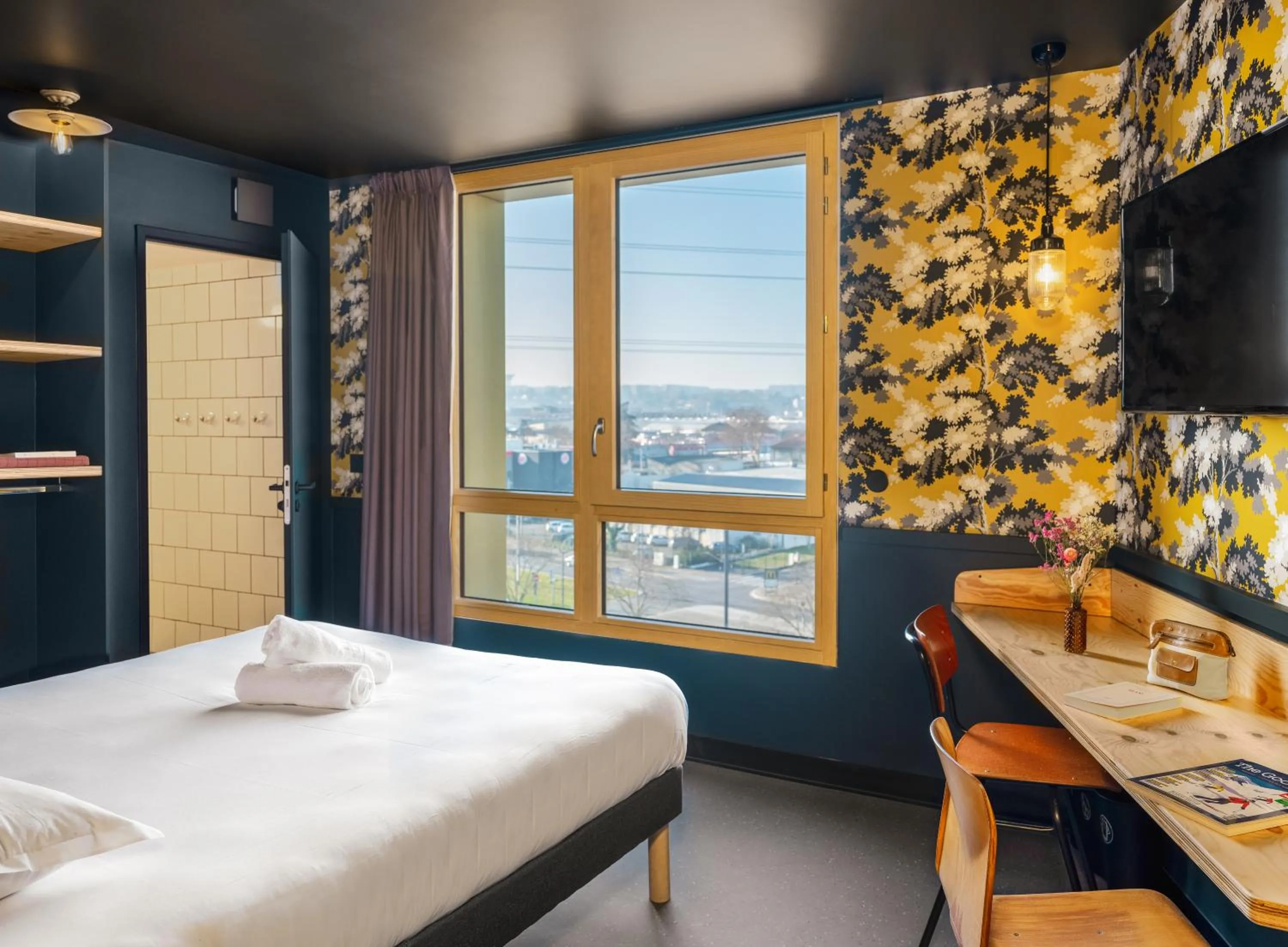 Bed in Eklo Hotels Lyon