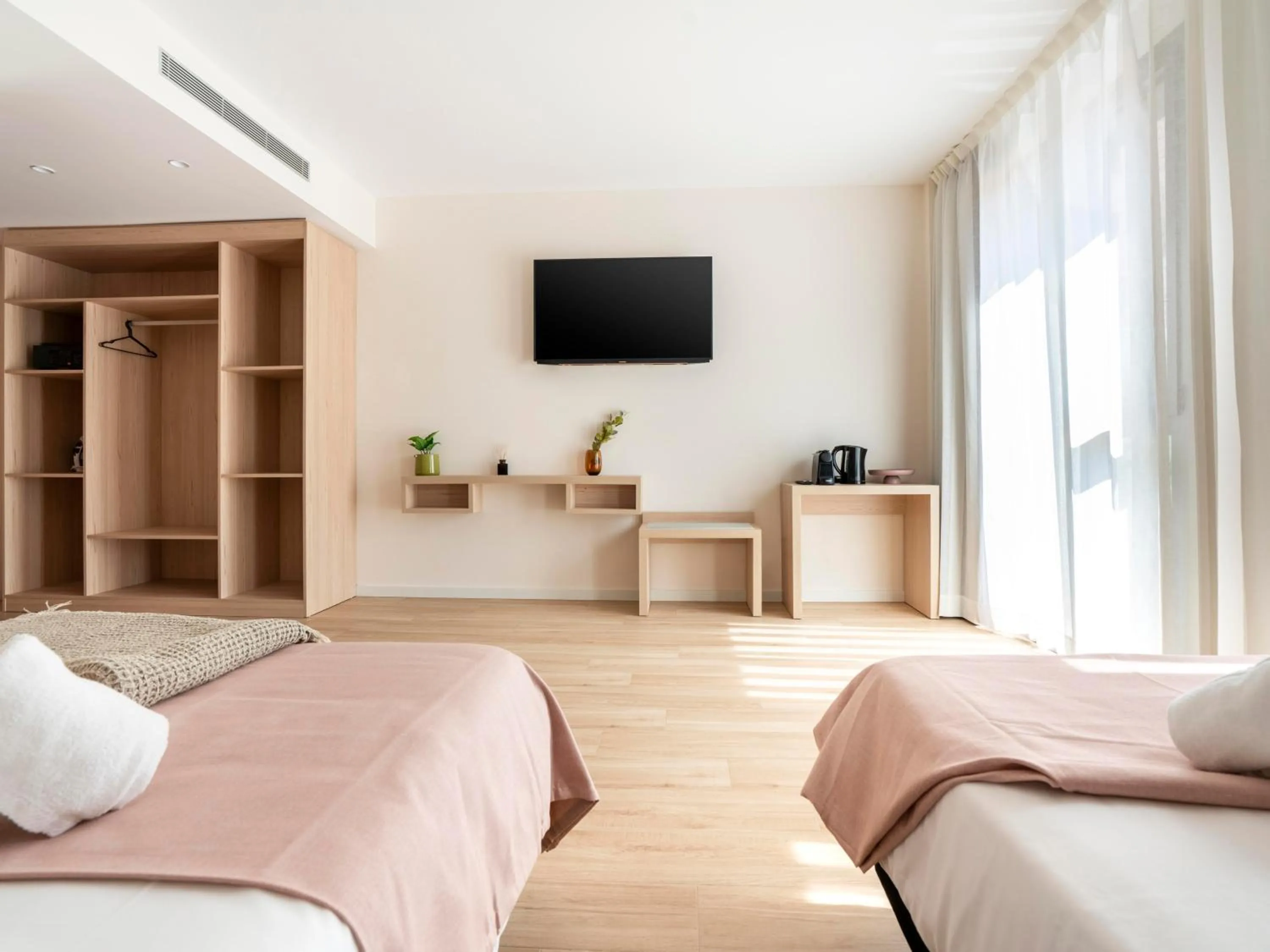 Bed in Limehome Barcelona Carrer de Besalú 82