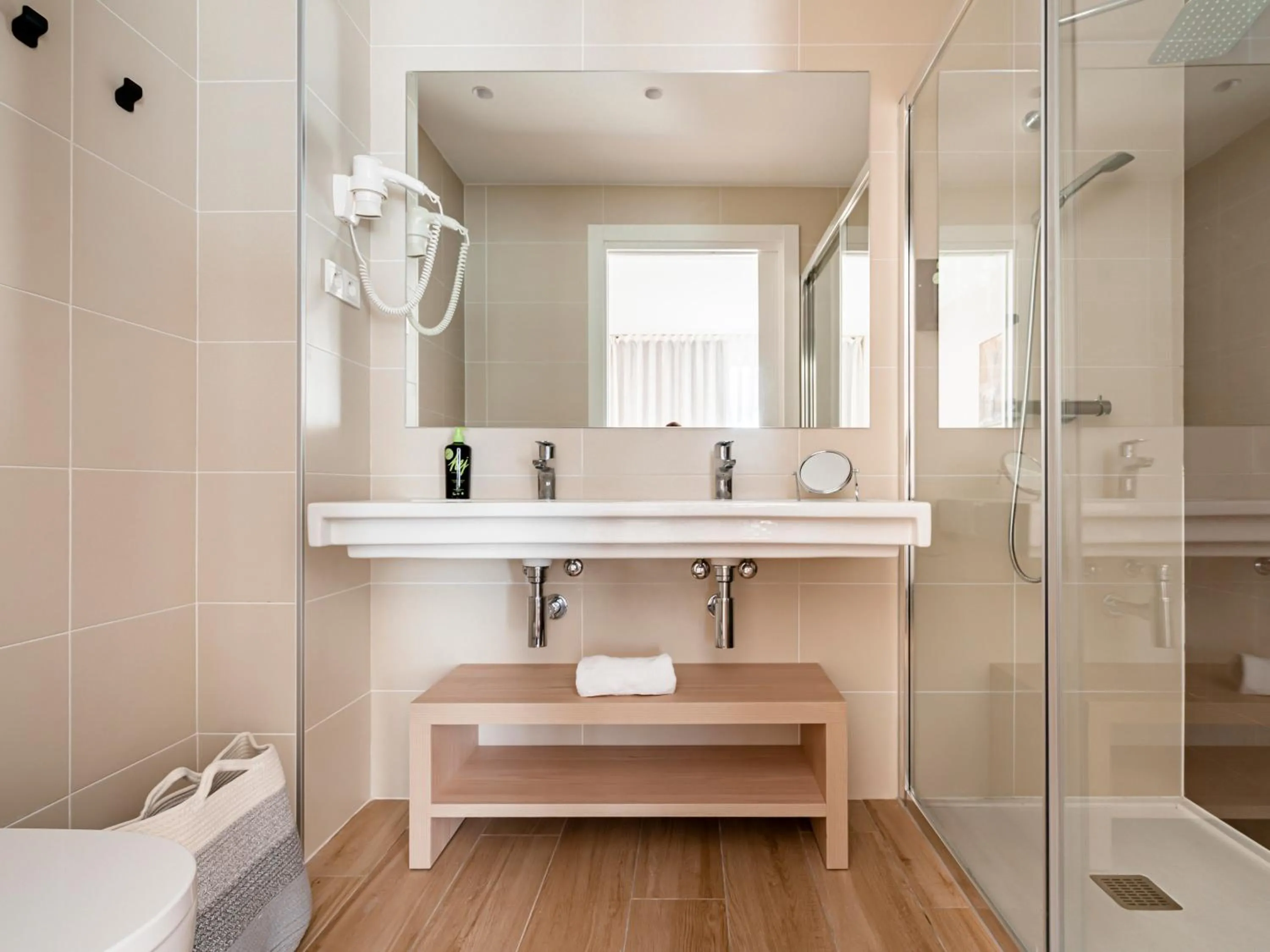 Bathroom in Limehome Barcelona Carrer de Besalú 82