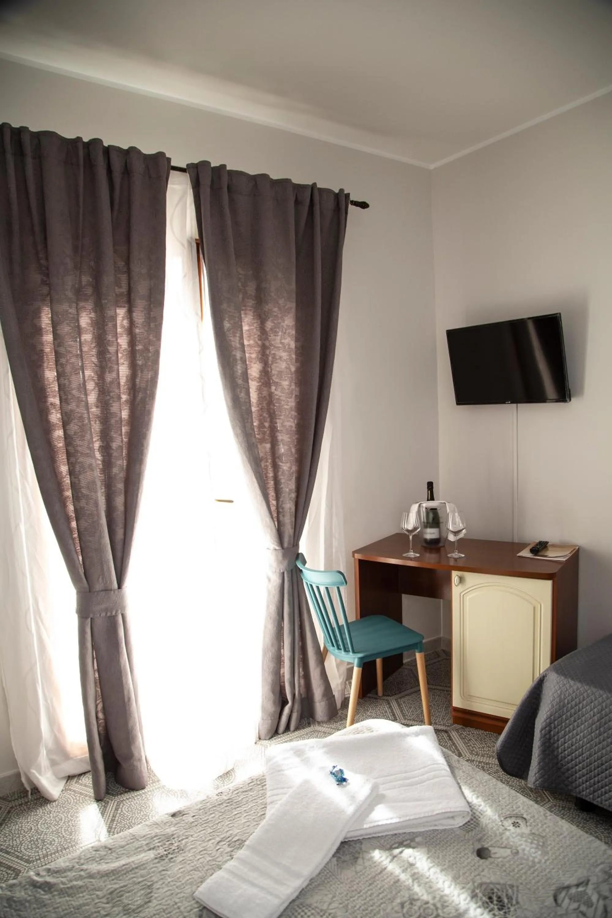 Bedroom, Bed in Leon D'Oro