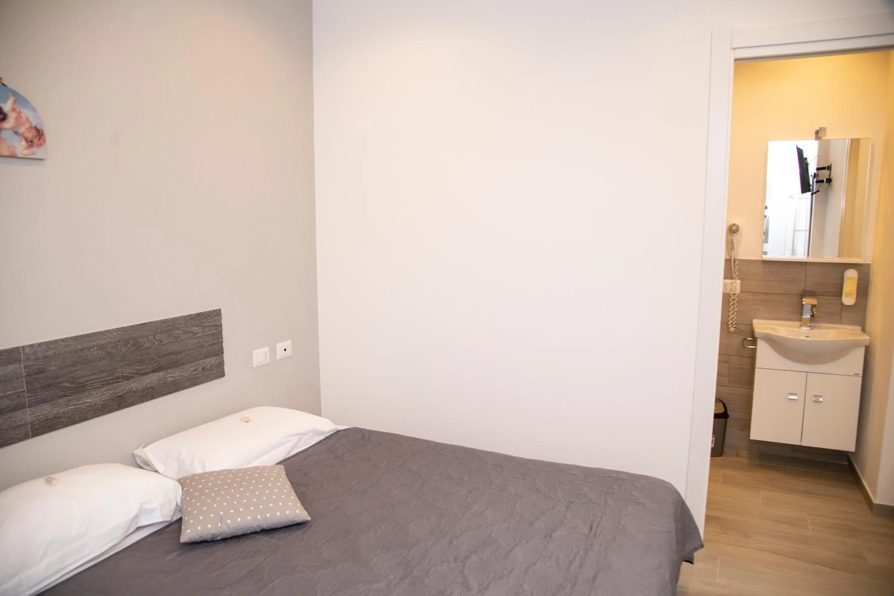 Bedroom, Bed in Leon D'Oro