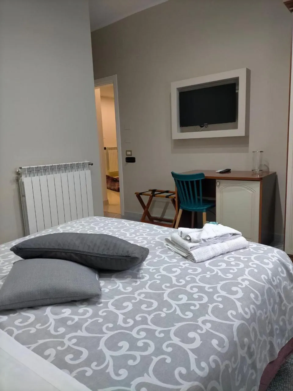 Bedroom, Bed in Leon D'Oro