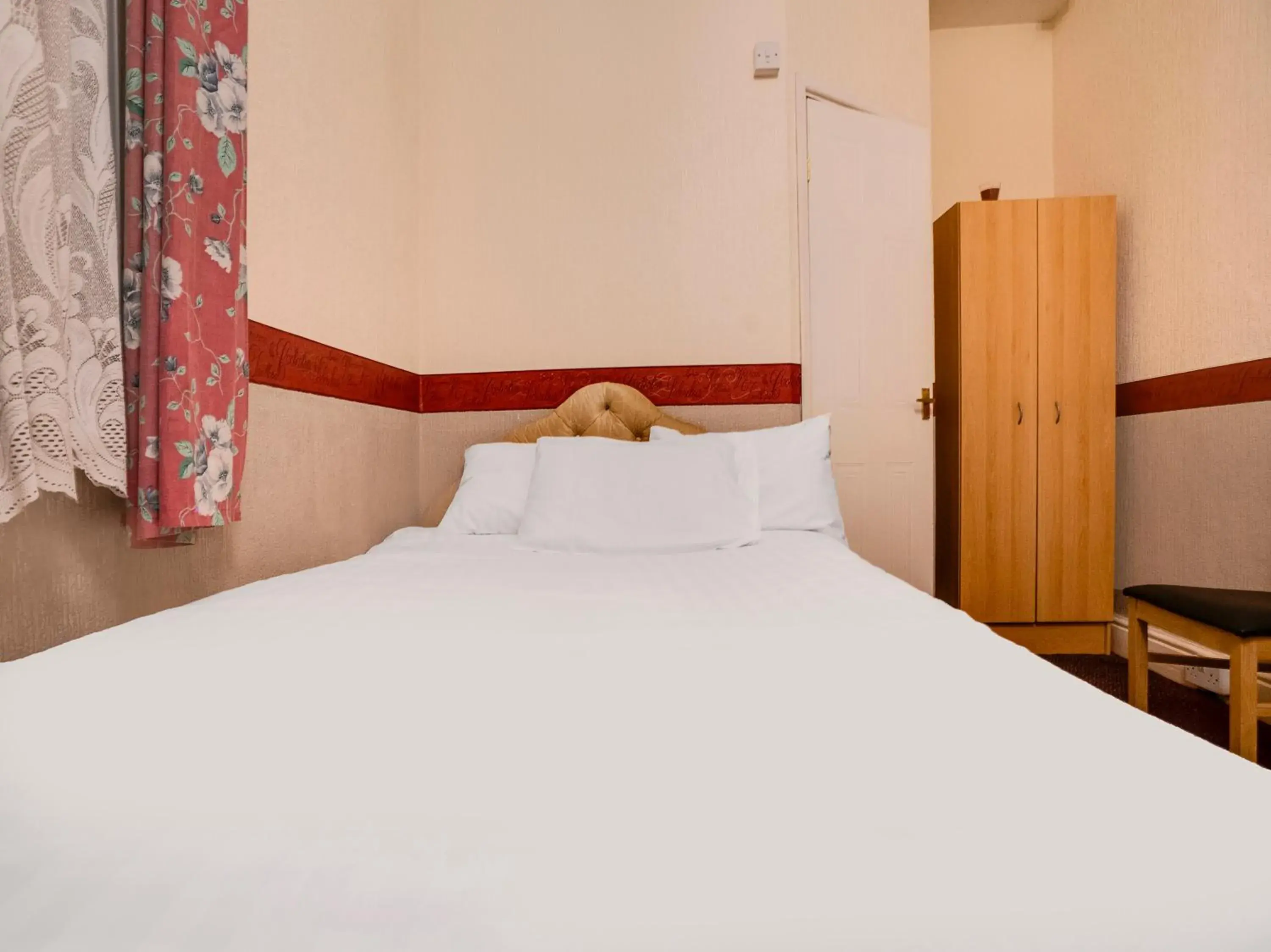 Standard Quadruple Room in Chesterton Hotel, Blackpool South Shore Standard Quadruple Room in Chesterton Hotel, Blackpool South Shore