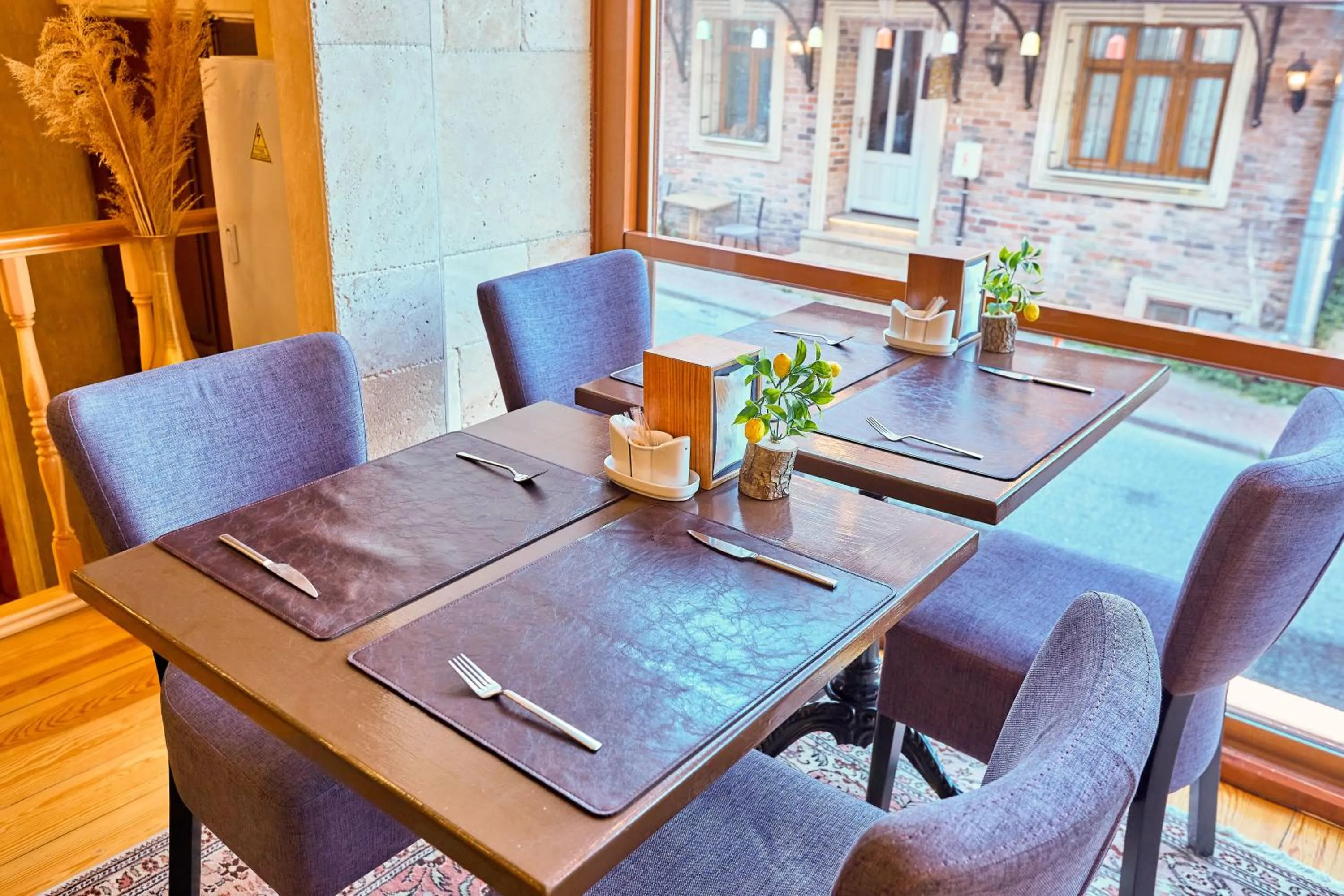 Restaurant/places to eat in Ardey Hotel