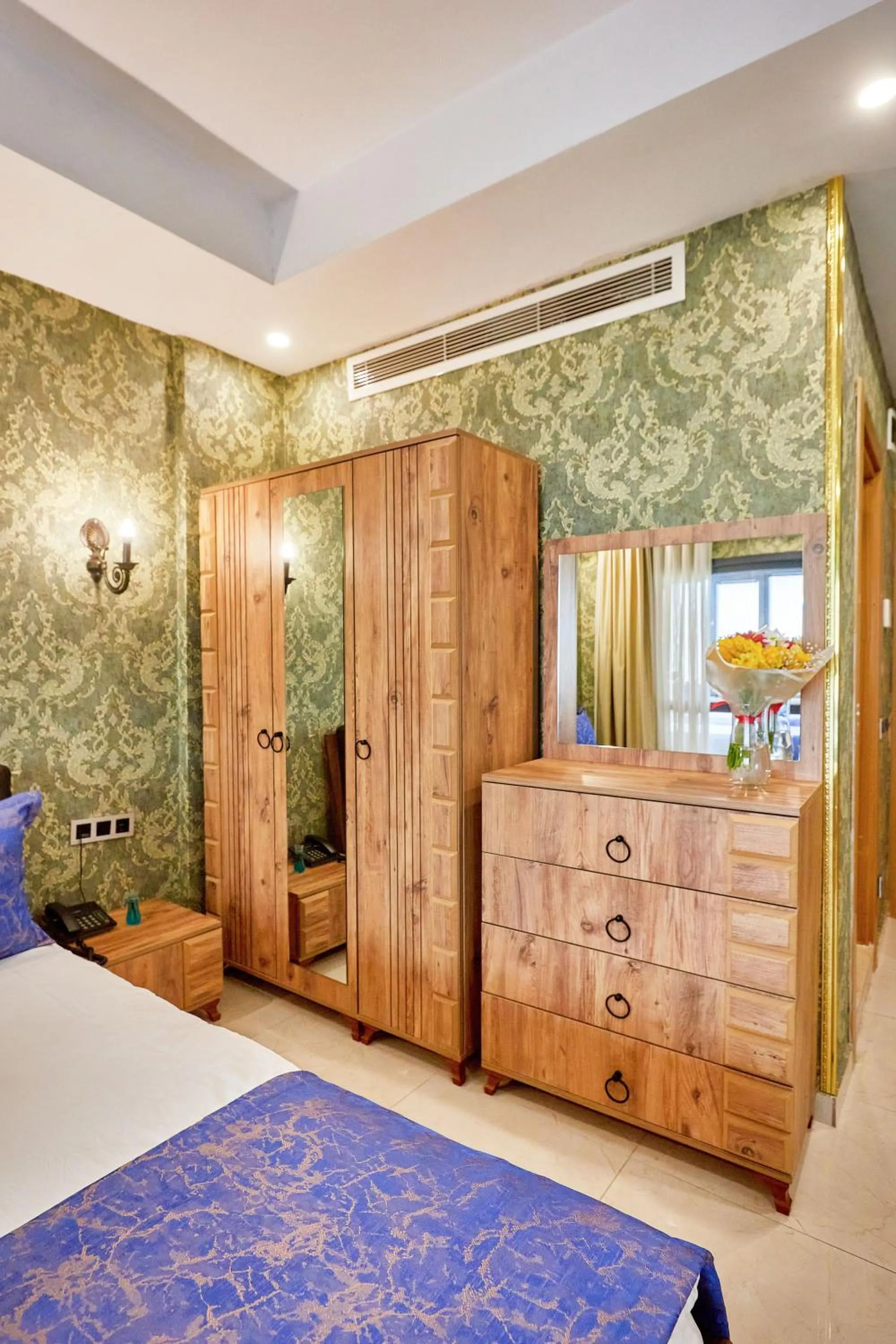 wardrobe, Bed in Ardey Hotel