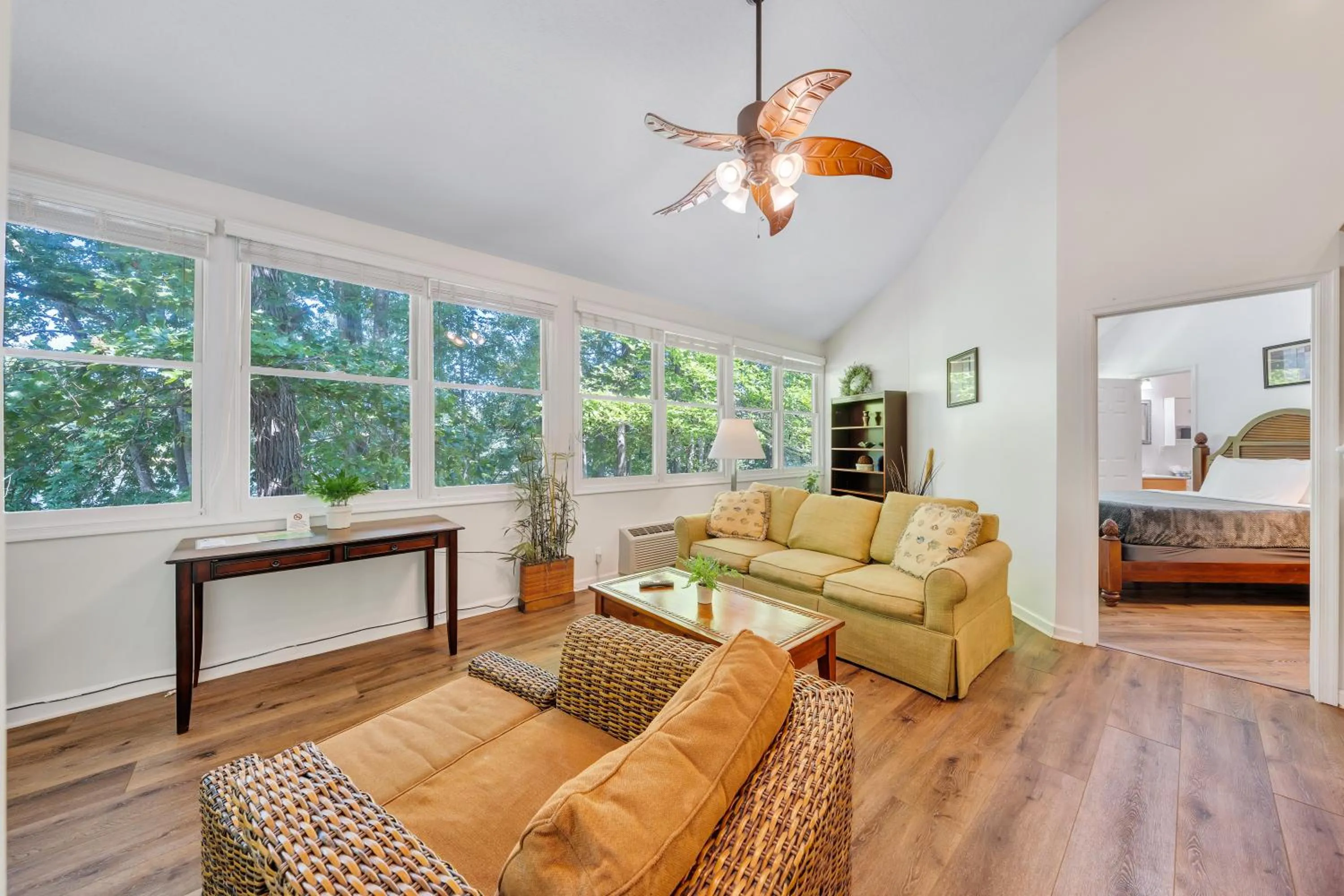 Living room, Bed in Halesford Harbour Resort - Smith Mountain Lake
