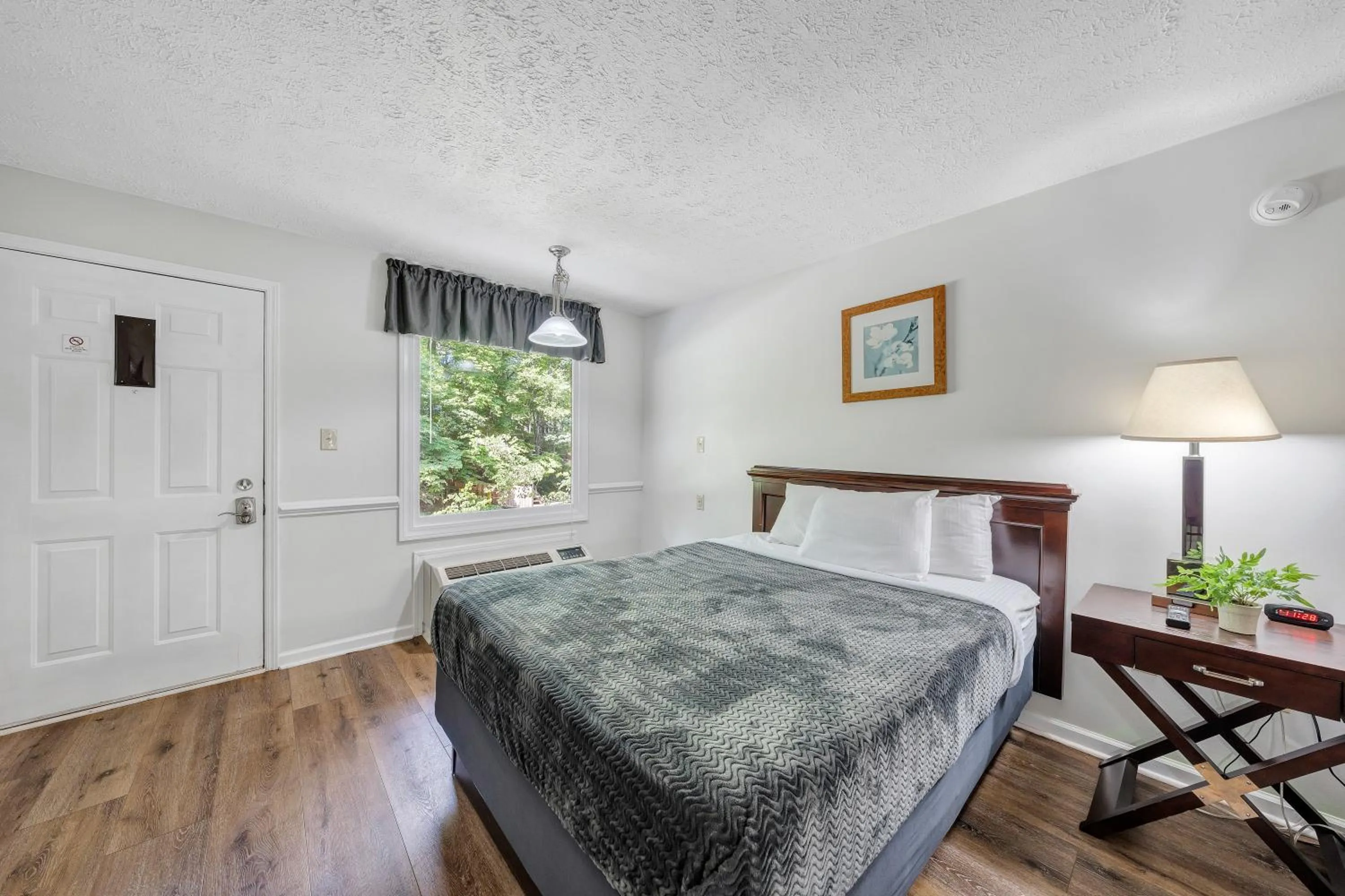 Bed in Halesford Harbour Resort - Smith Mountain Lake