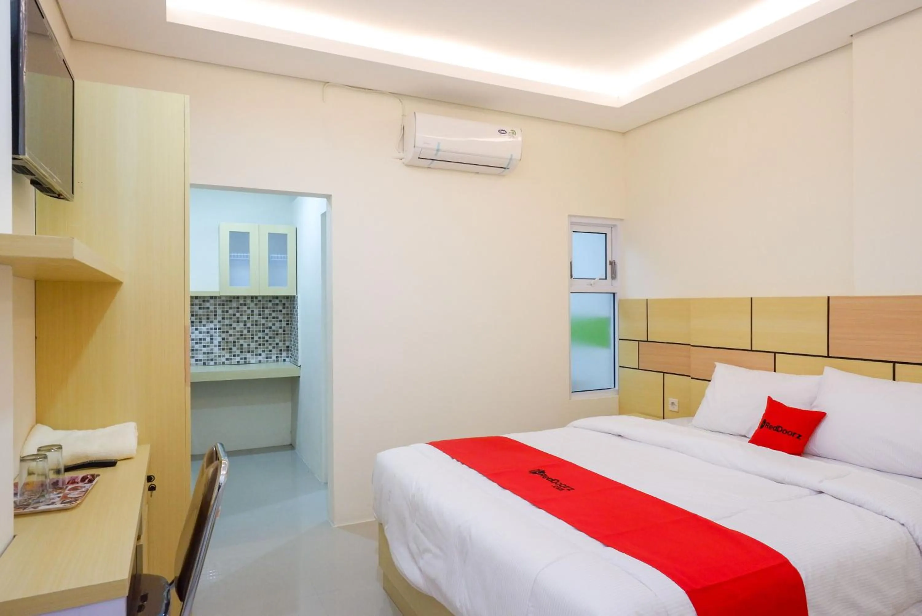 Bedroom, Bed in RedDoorz Plus near Pasar Gede Solo
