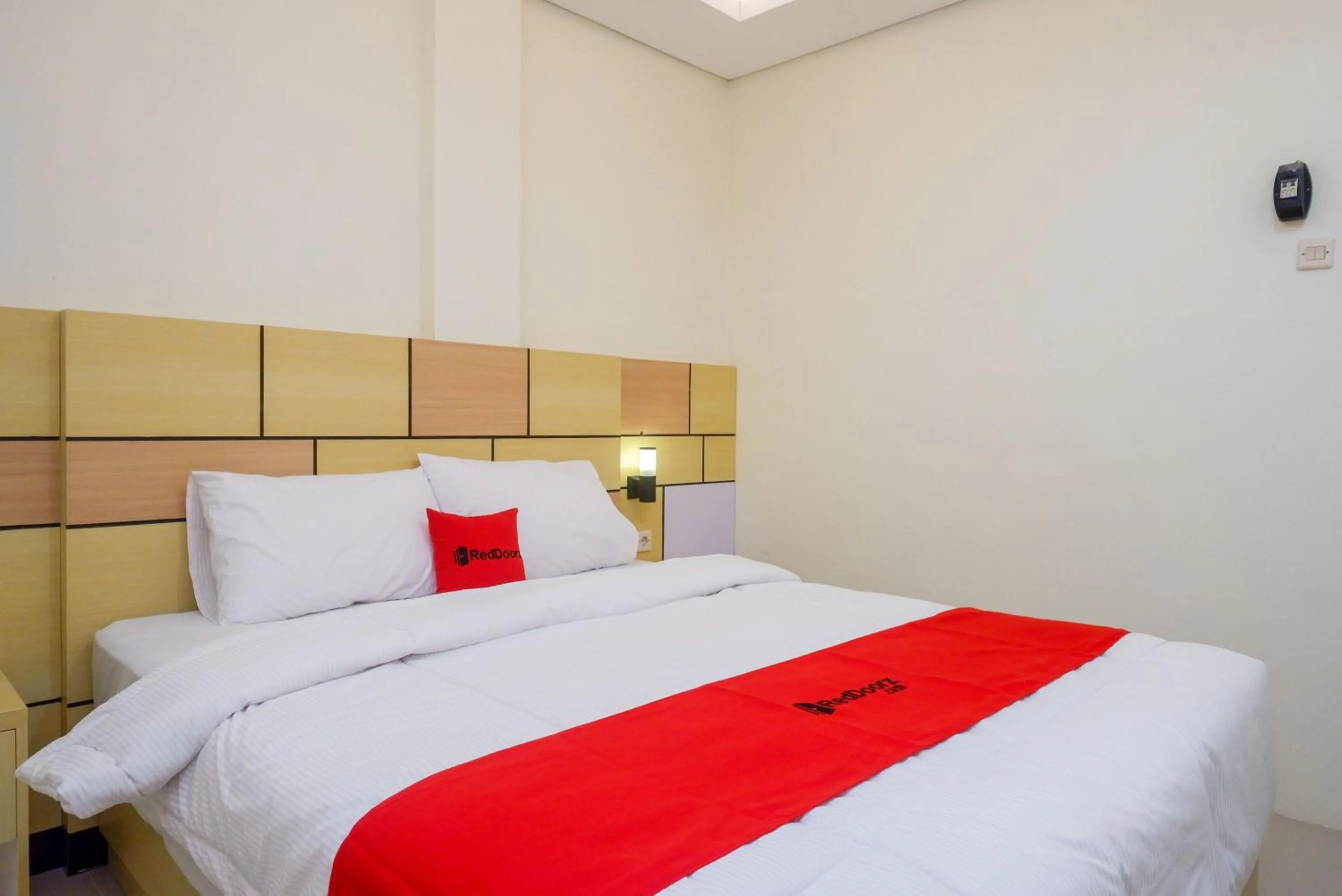 Bedroom, Bed in RedDoorz Plus near Pasar Gede Solo