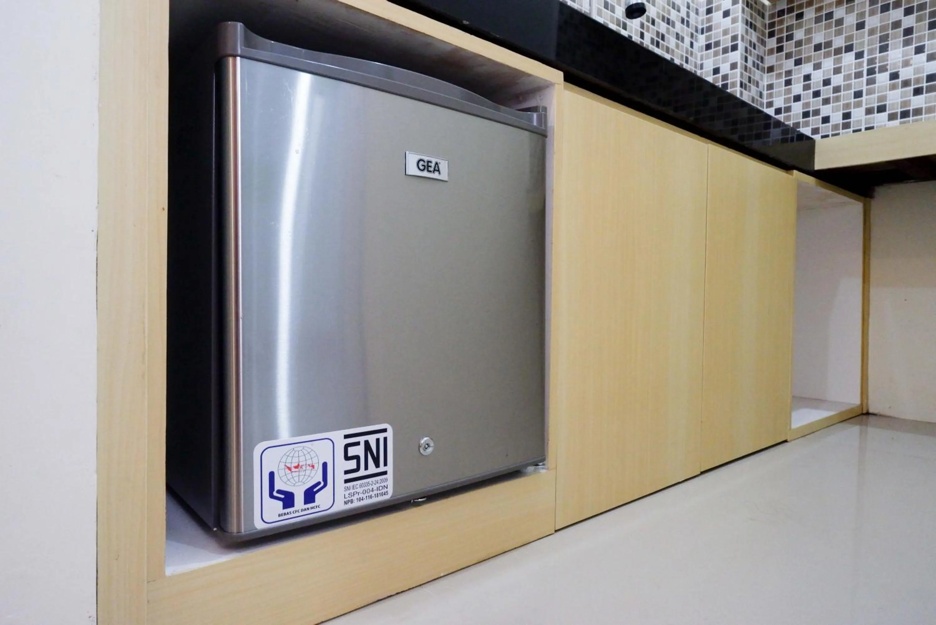 Communal kitchen in RedDoorz Plus near Pasar Gede Solo