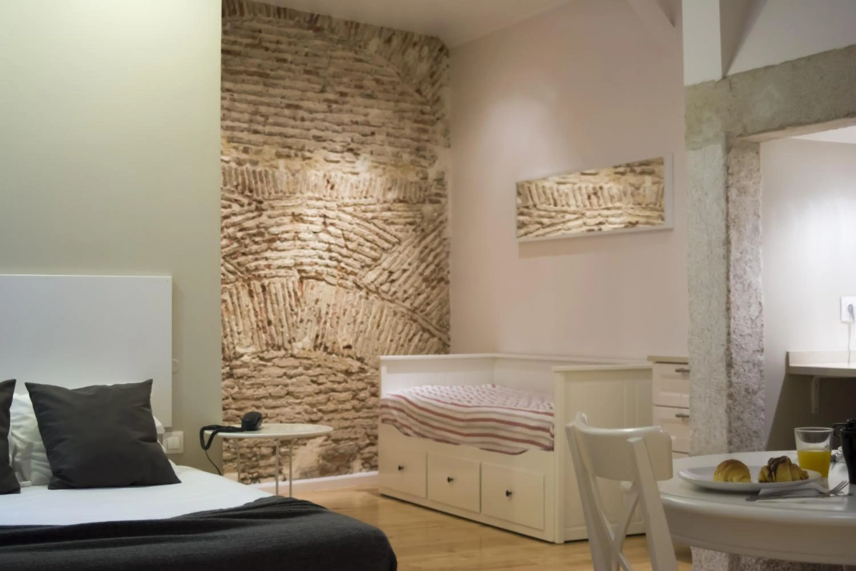 Living room, Bed in Lisbon Arsenal Suites