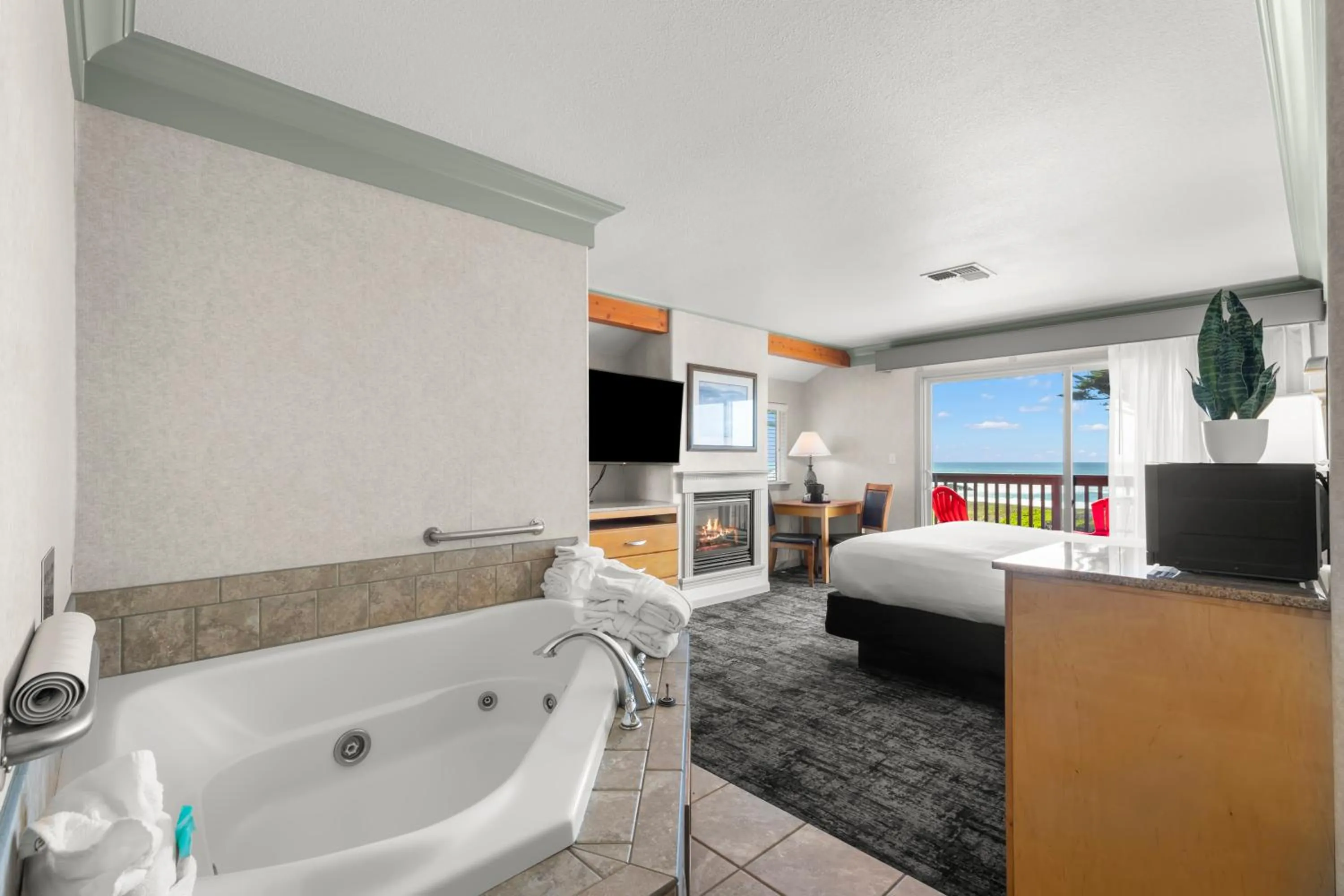 Hot Tub, Bed in Beachcomber Motel