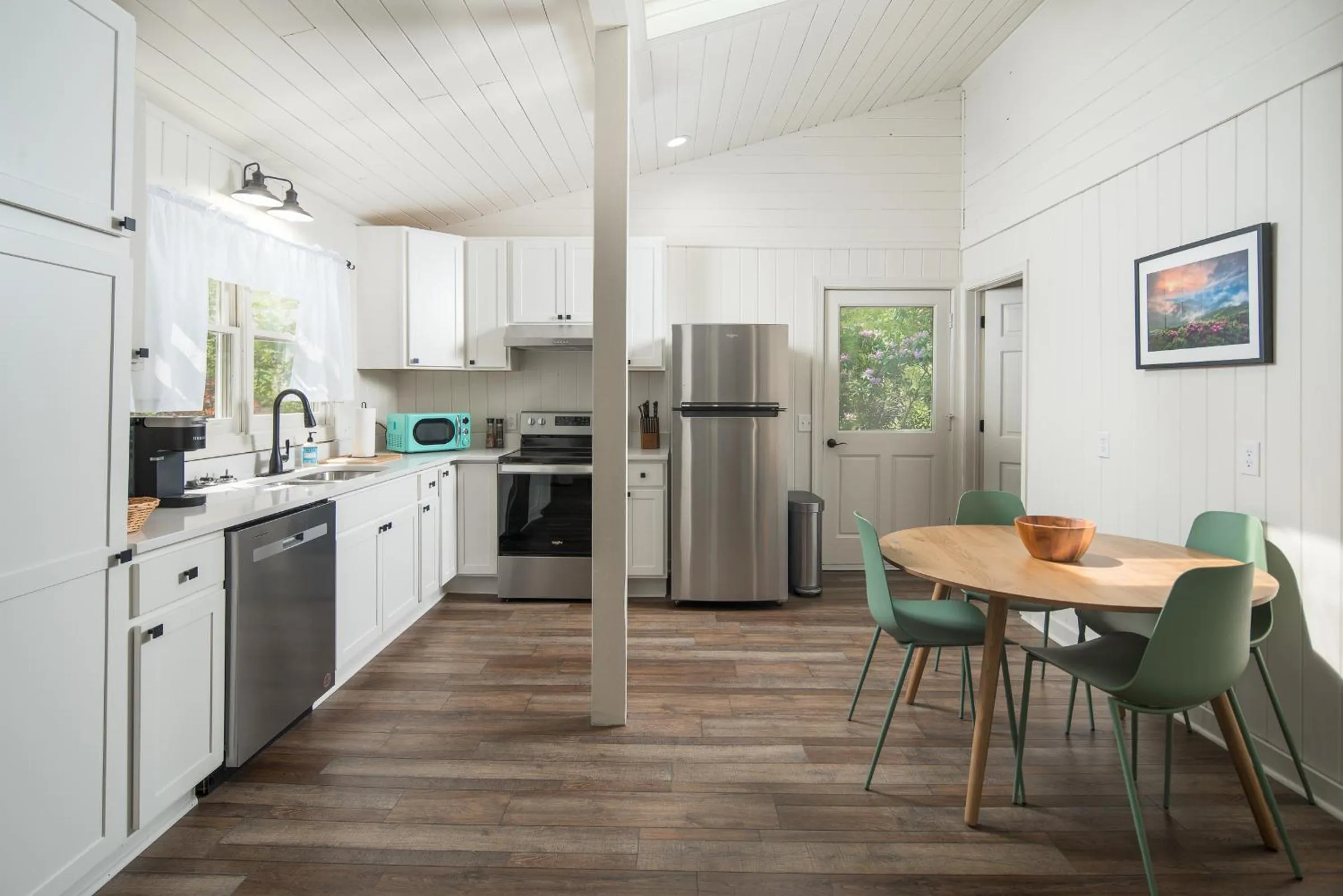 Kitchen or kitchenette in The Victorian Inn Blowing Rock