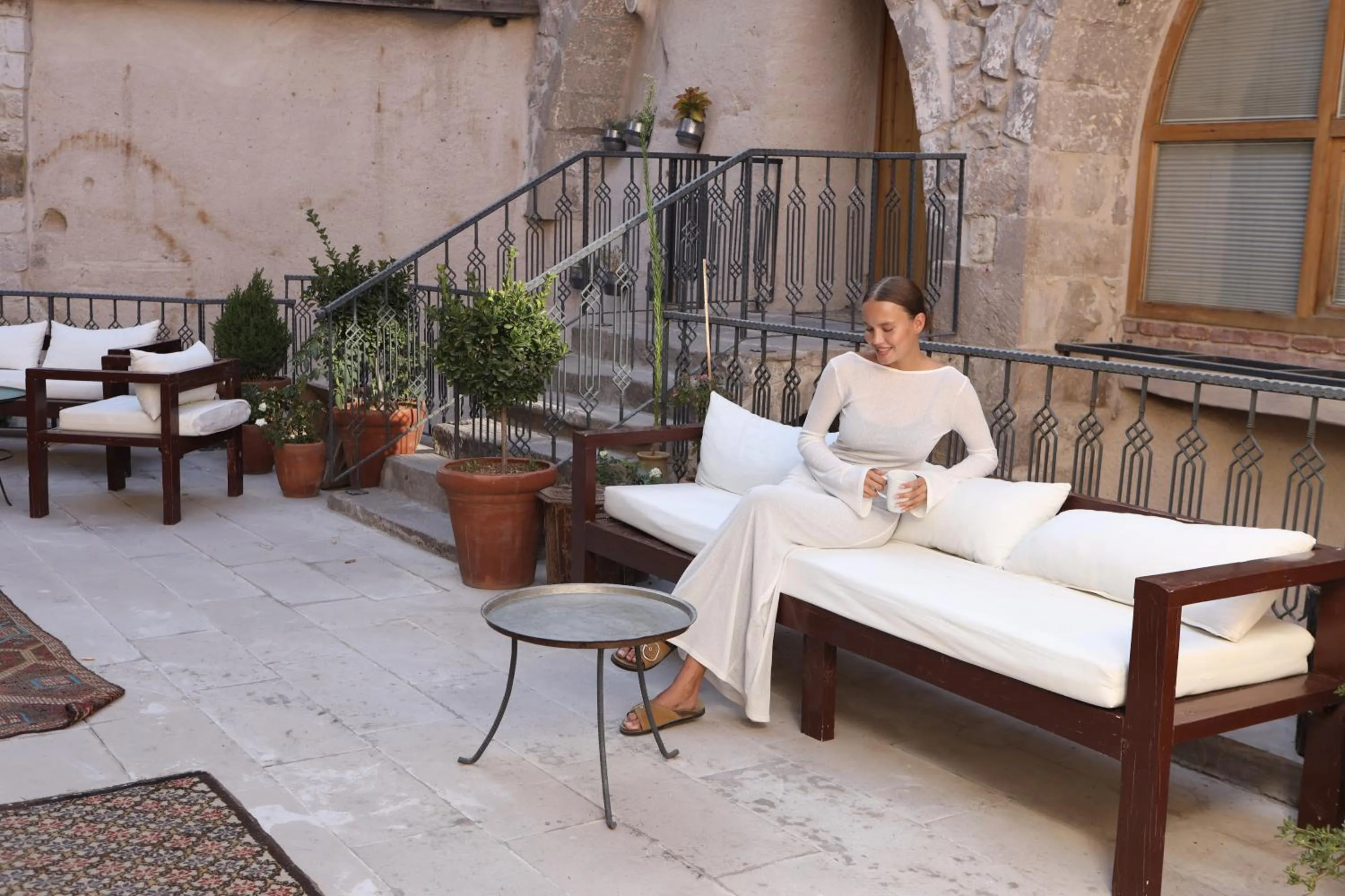 People in Pinhan Cave Suites