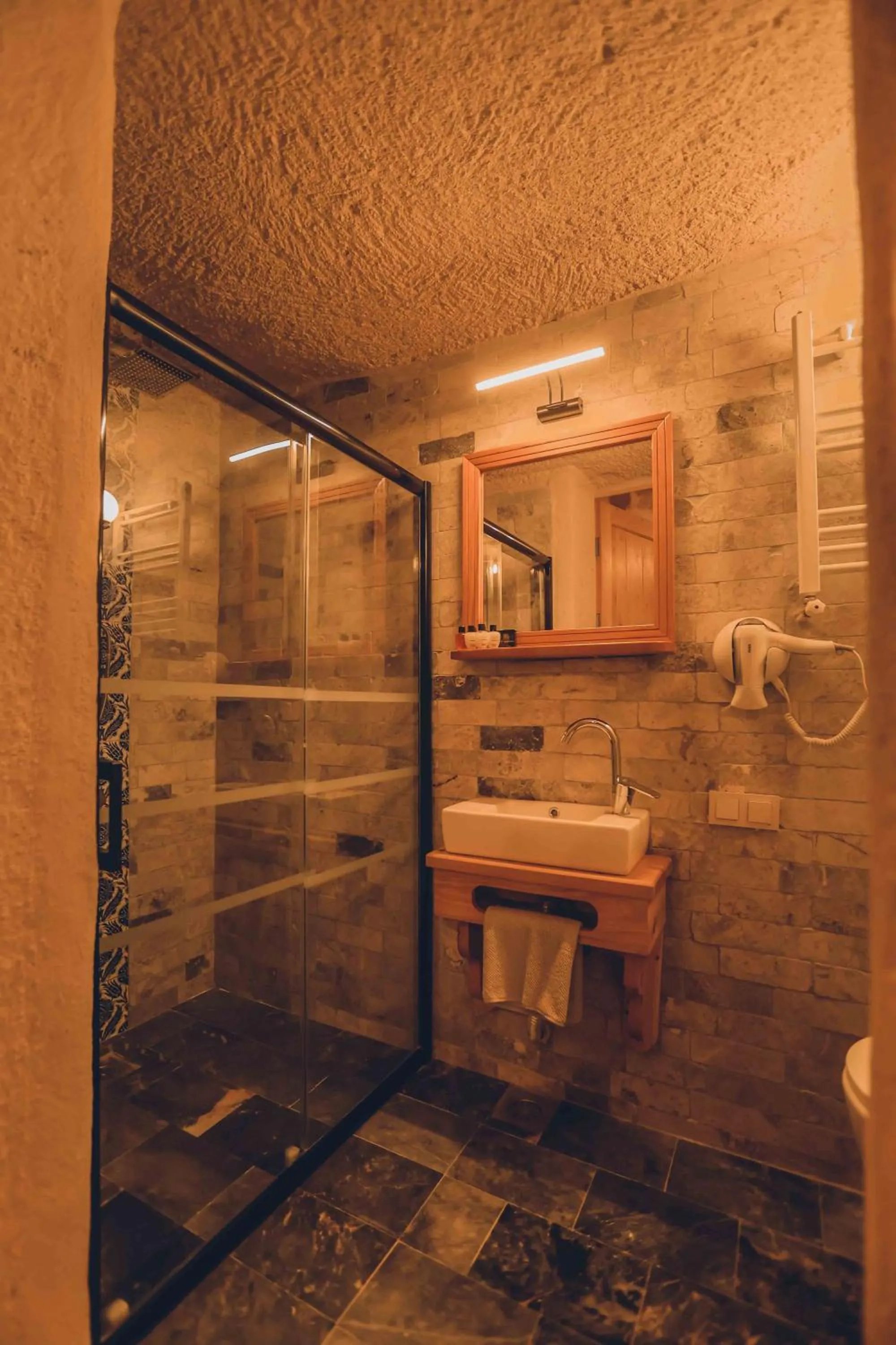 Shower in Pinhan Cave Suites