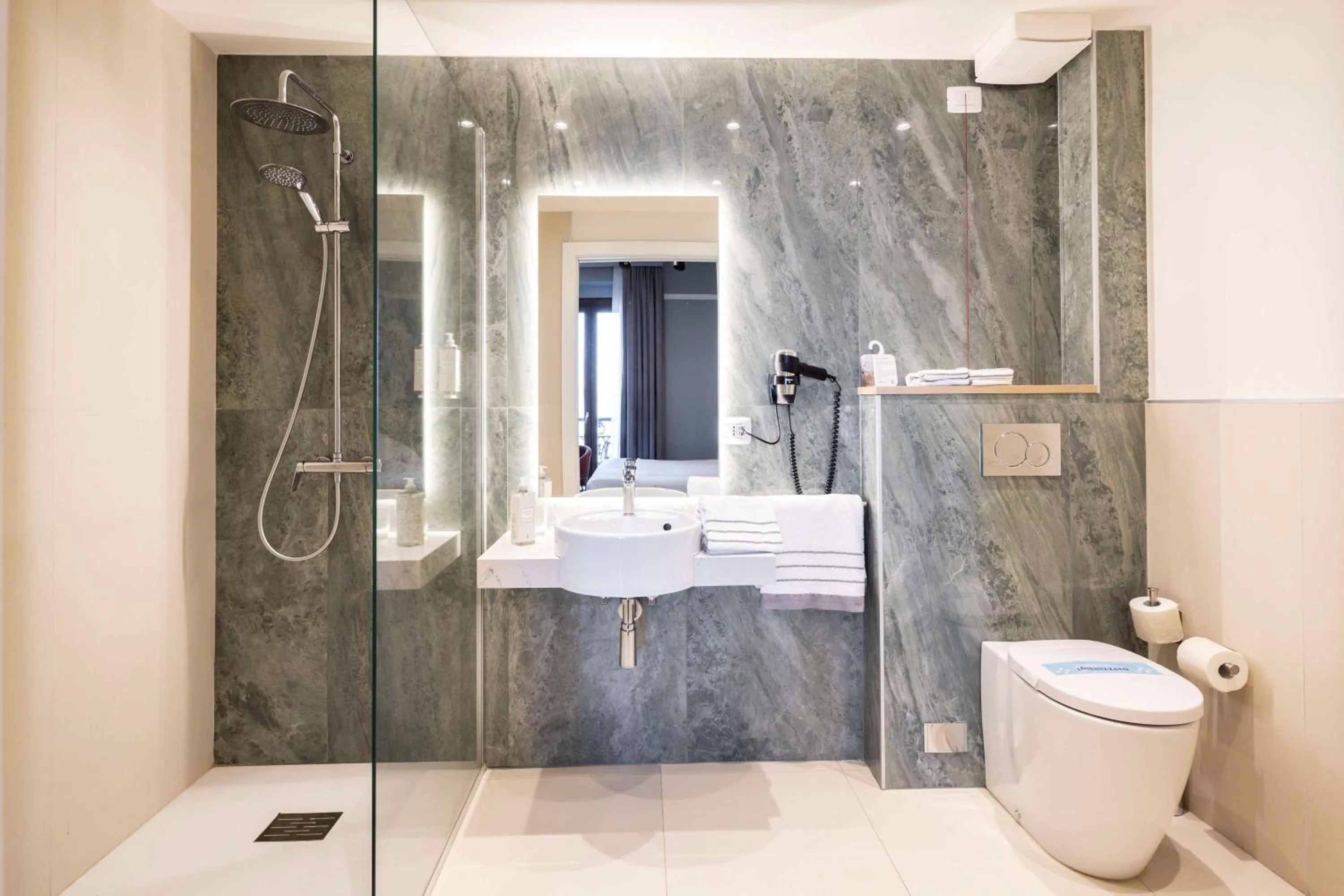 Bathroom in Hotel Shelley e delle Palme, BW Signature Collection