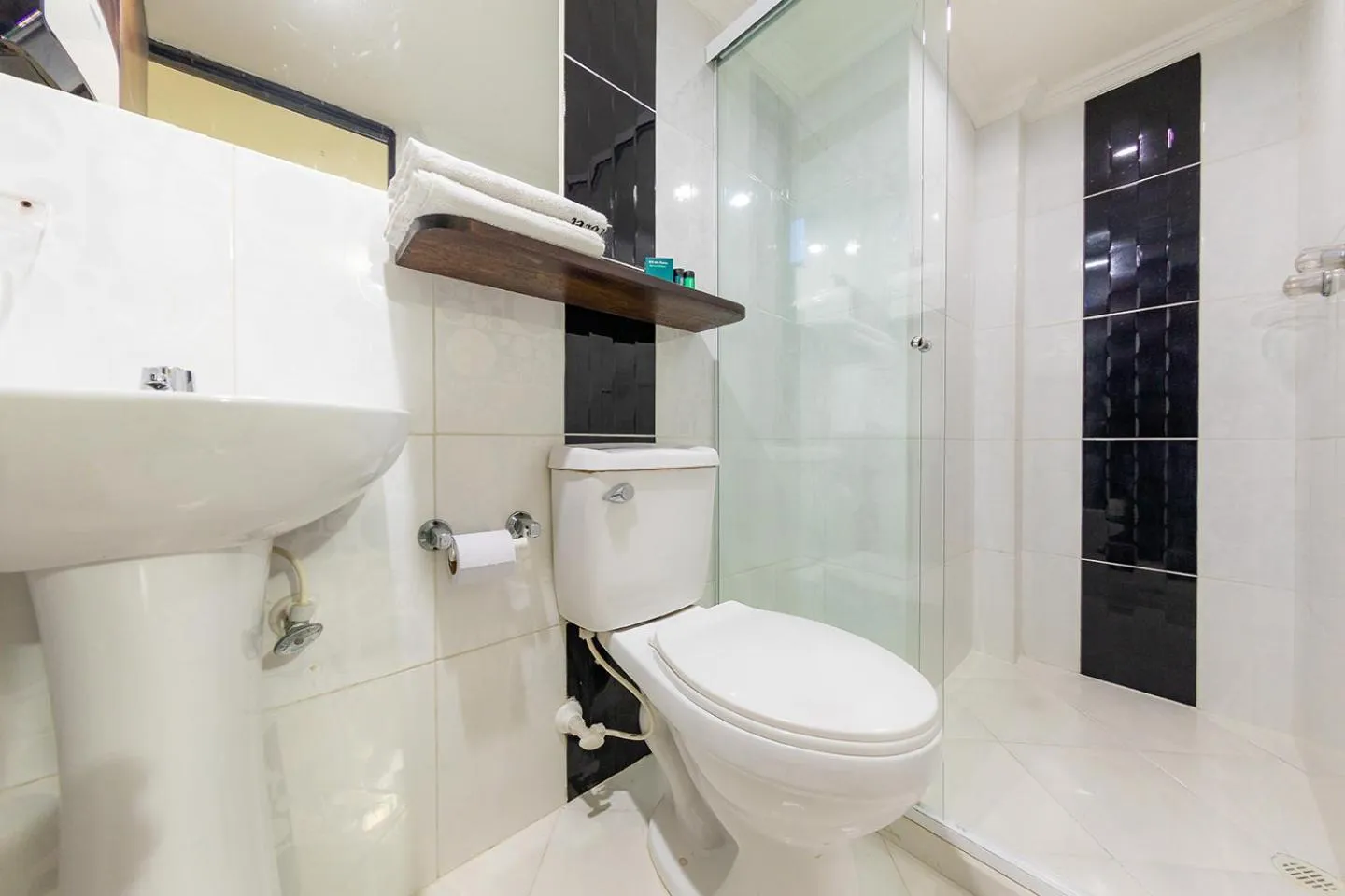 Shower in Hotel Verony San Joaquin