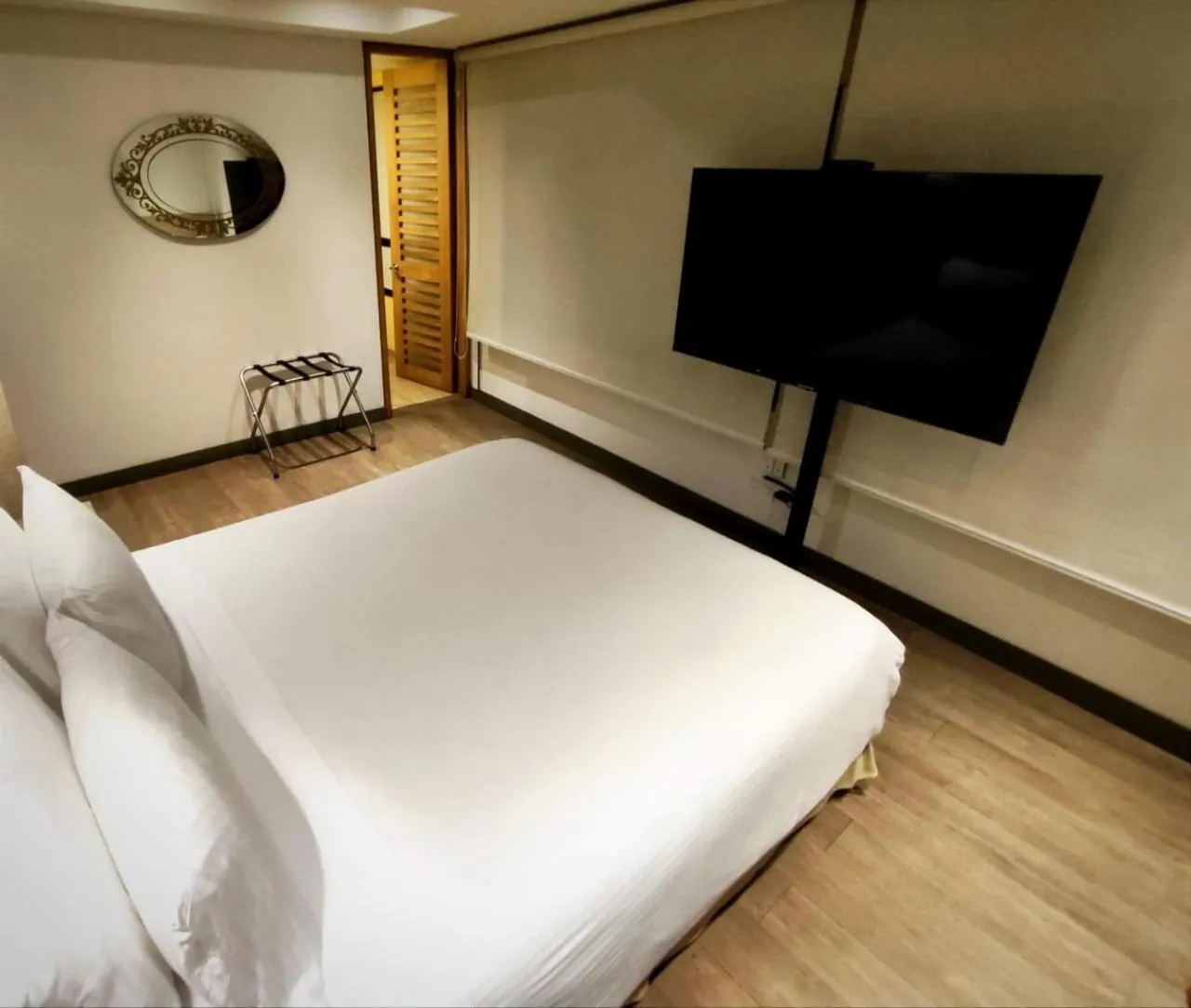 TV and multimedia, Bed in Mika Suites
