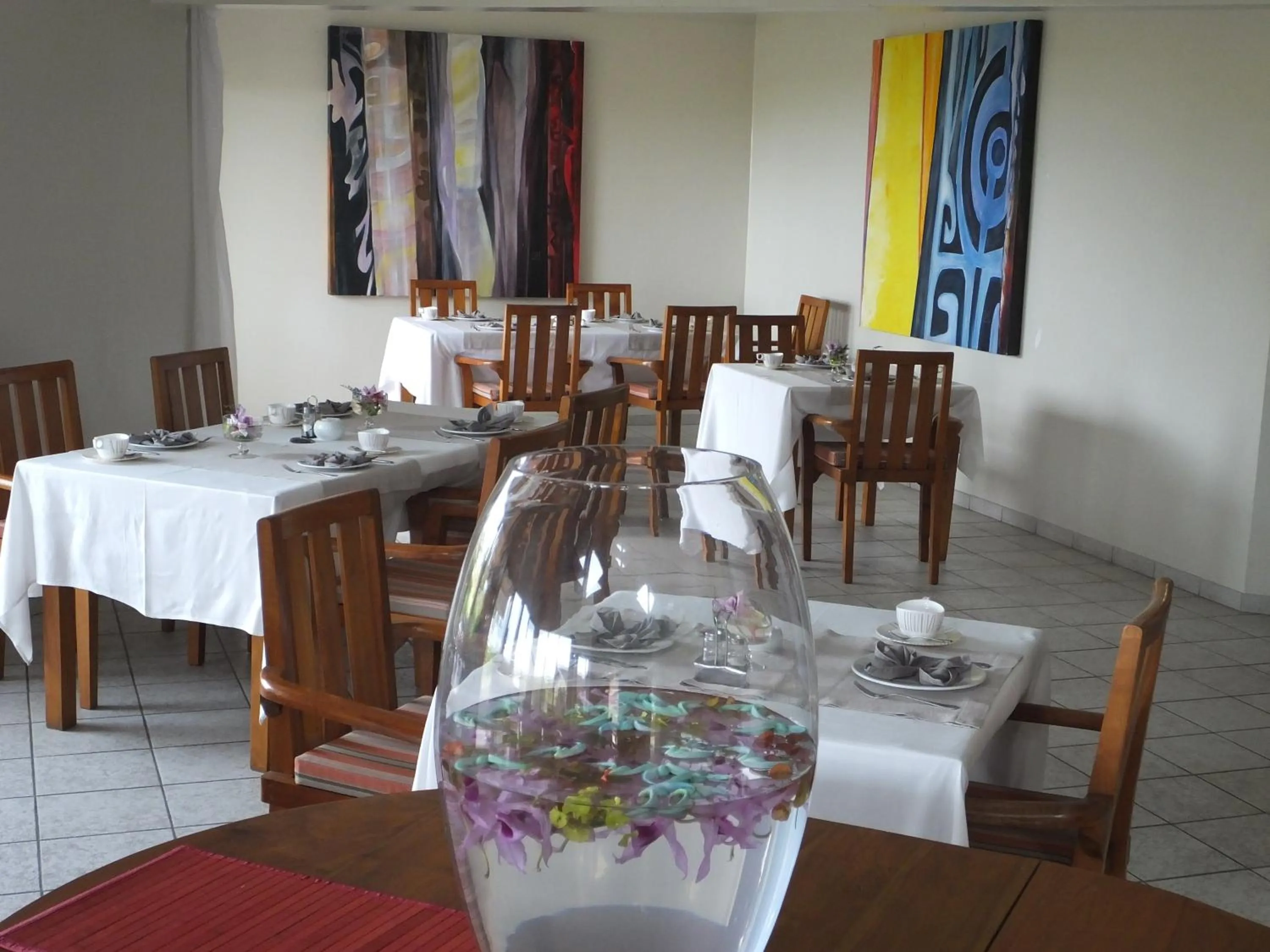 Restaurant/places to eat in Tiki Hôtel - Hôtel d'application du Lycée de Tahiti