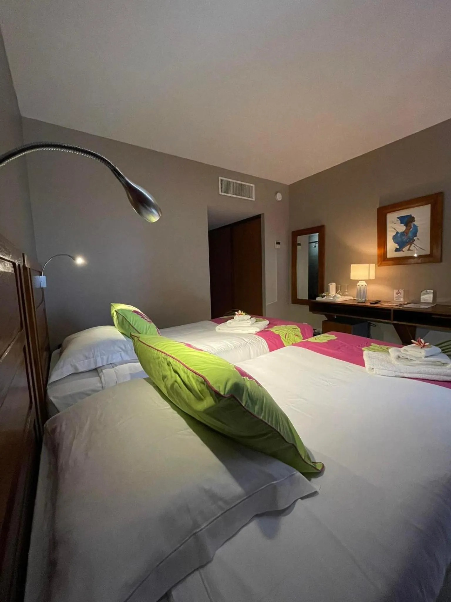 Bedroom, Bed in Tiki Hôtel - Hôtel d'application du Lycée de Tahiti