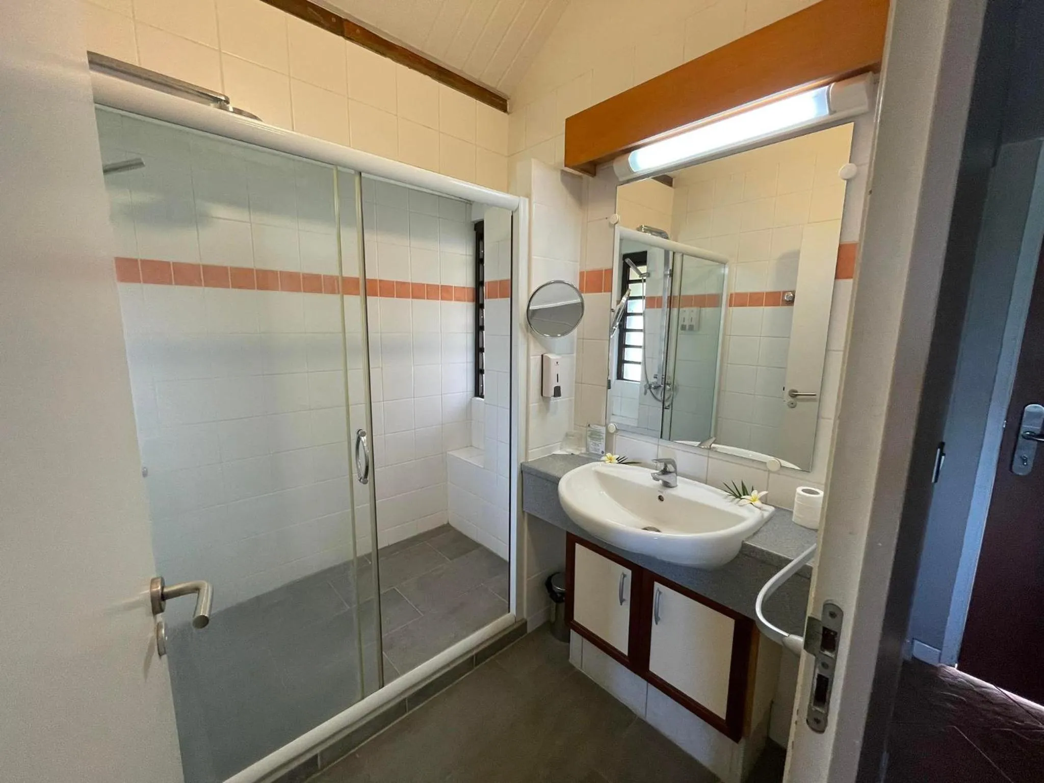 Bathroom in Tiki Hôtel - Hôtel d'application du Lycée de Tahiti