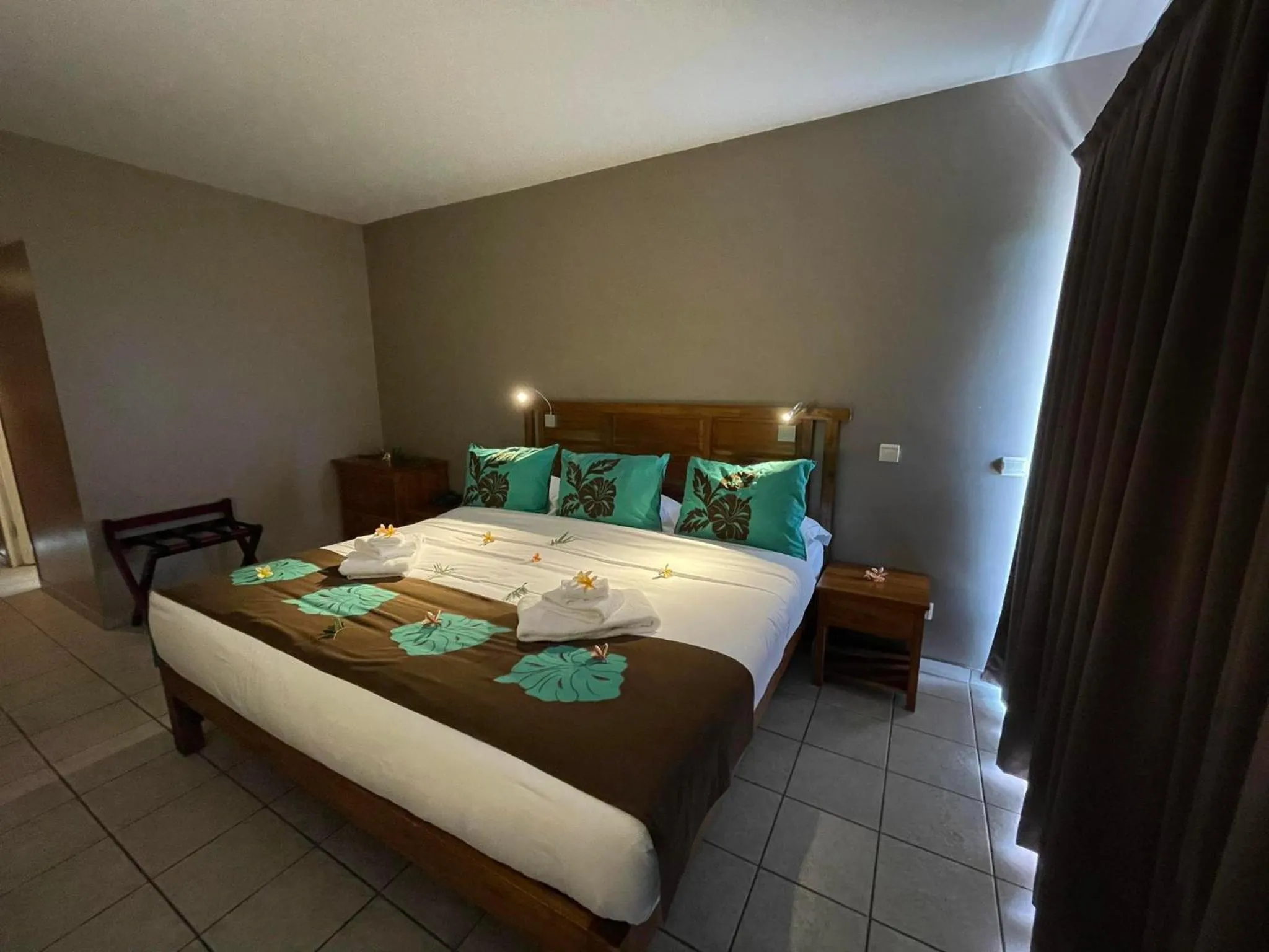 Bedroom, Bed in Tiki Hôtel - Hôtel d'application du Lycée de Tahiti